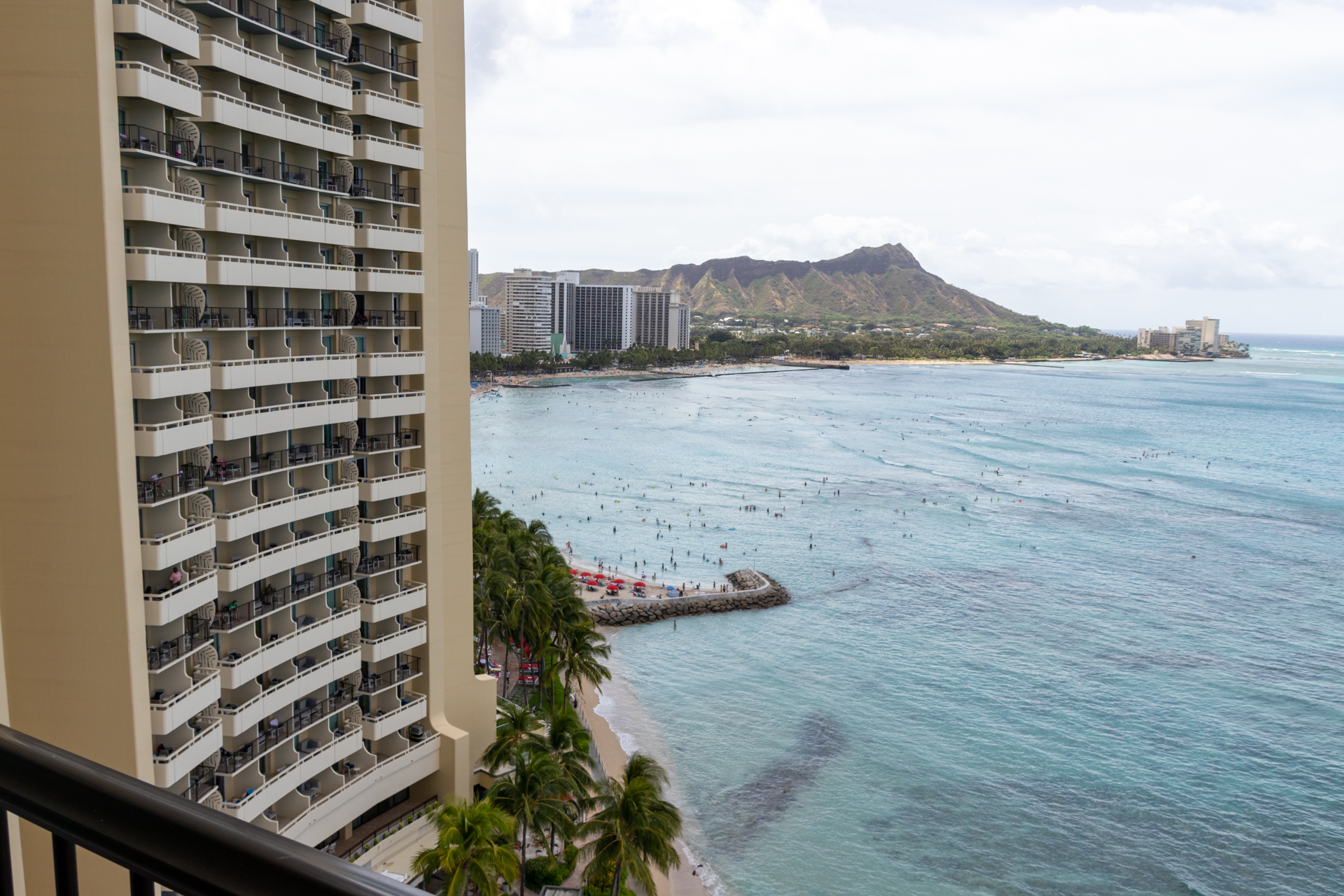 ダイアモンドヘッドもしっかり視界に入るロケーション