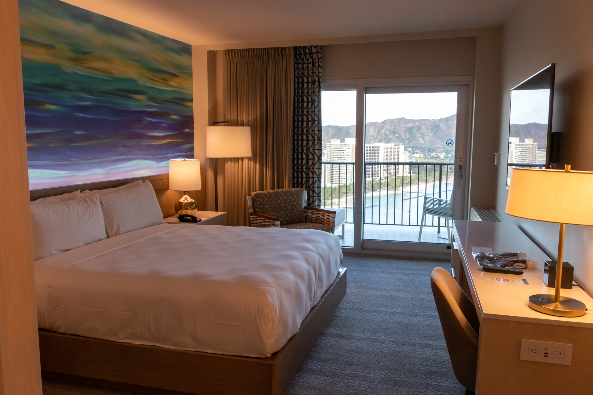 デラックス・オーシャン・フロントの客室。キングベッド1台もしくはダブルベッド2台の部屋がある