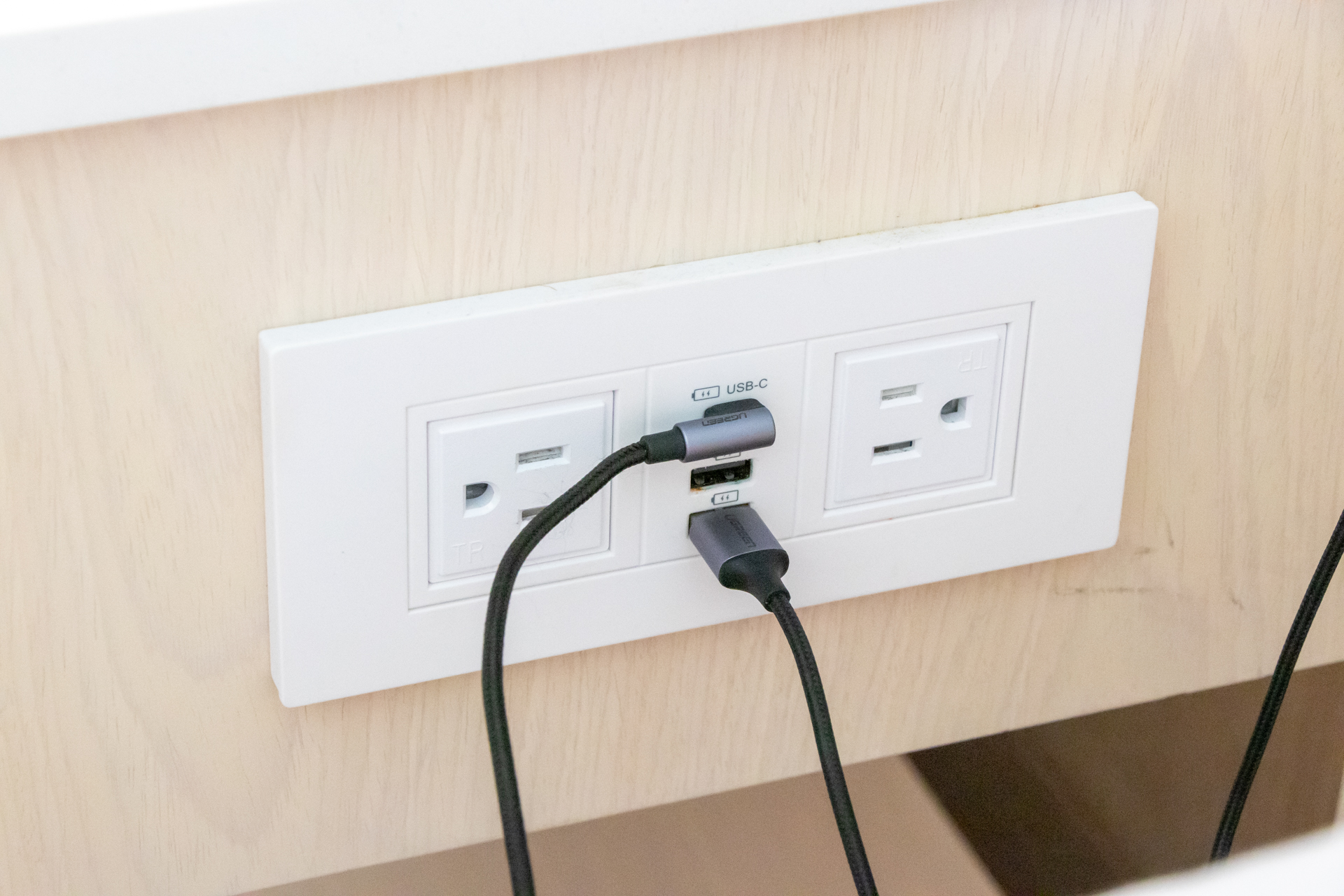 USB Type-Cが備わり、非常に便利なデスク脇のコンセントコーナー