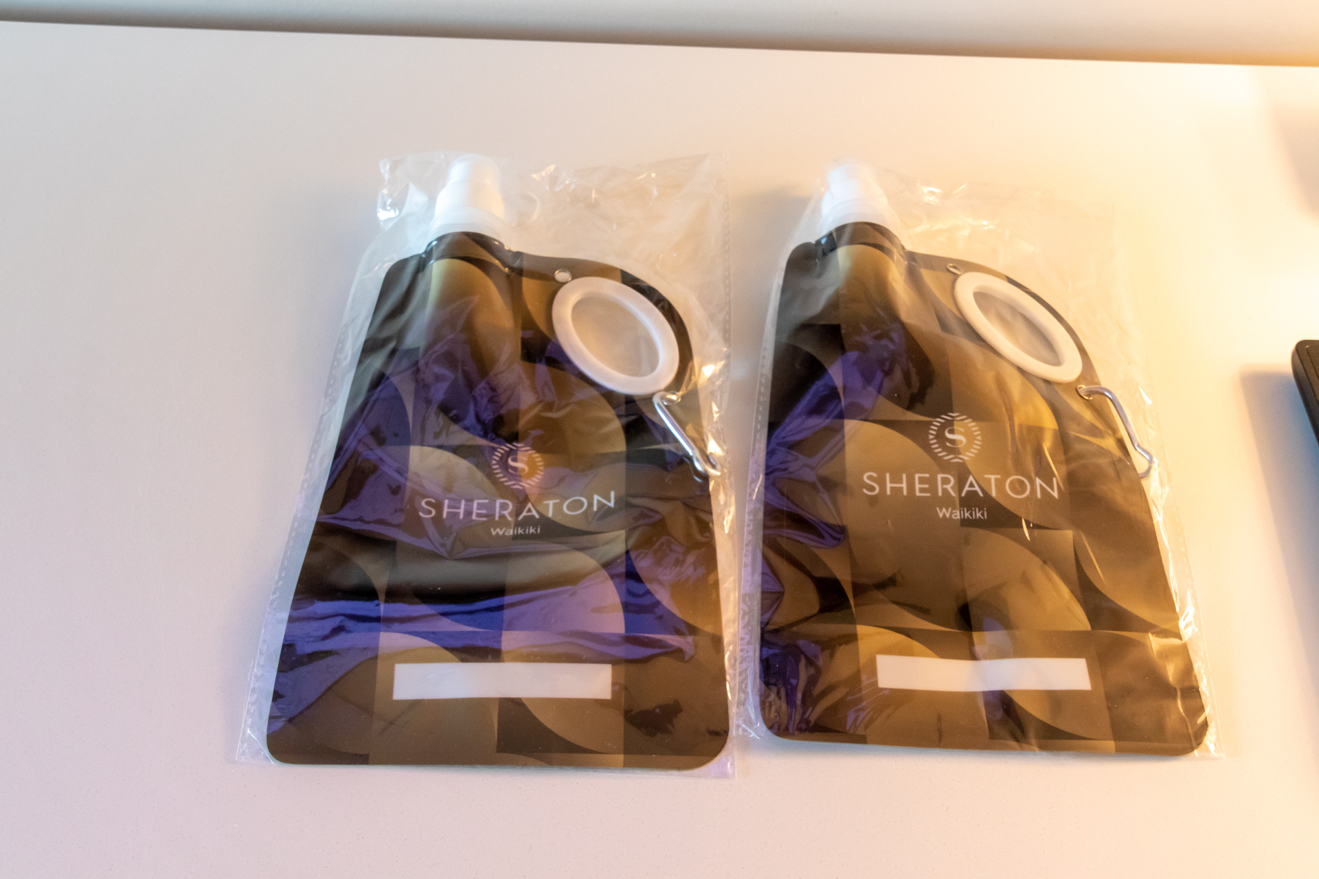 ペットボトルの使用を削減するため、飲料水を入れて繰り返し使える容器が用意されている