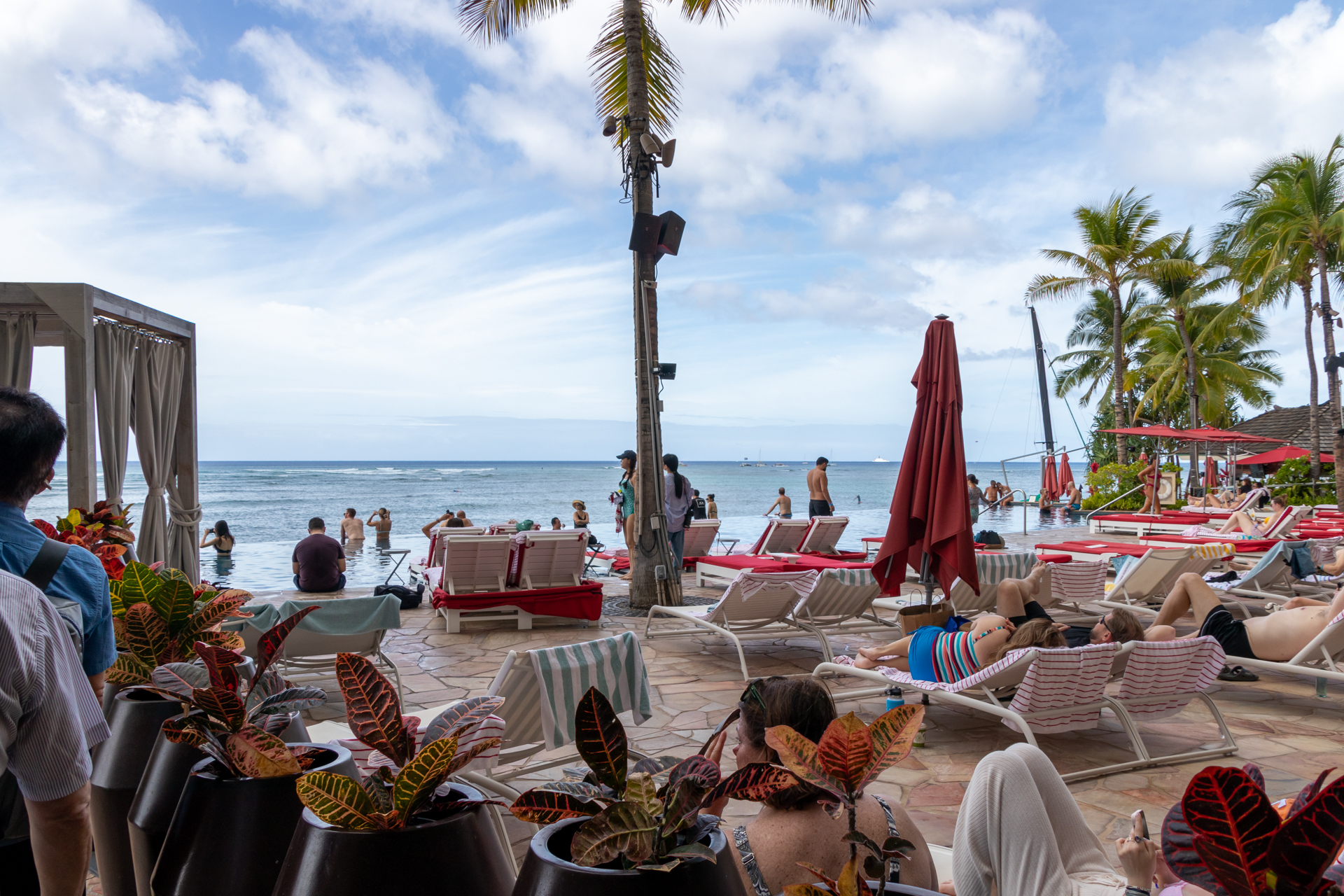 自慢のインフィニティ・エッジ・プールは、「USA TODAY」紙のホテルプール部門で第1位に選ばれたこともある