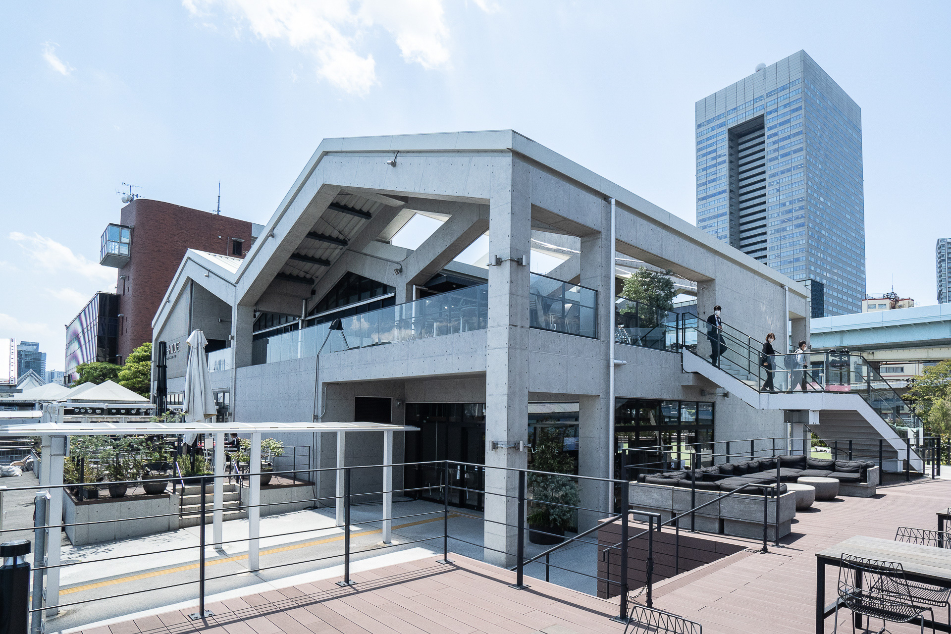 Hi-NODEの後ろに見えるのが「浜松町ビルディング」