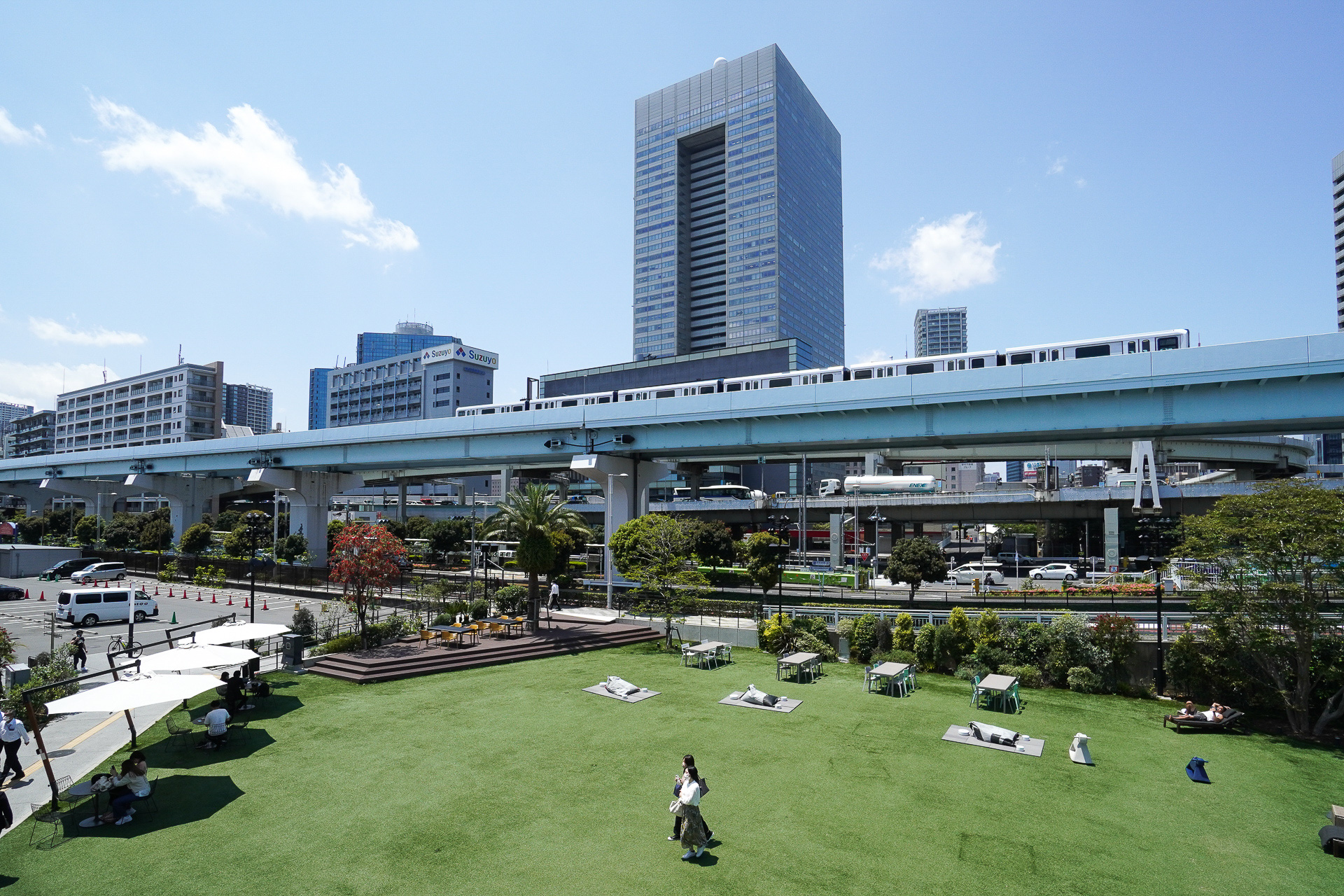 ゆりかもめや首都高速、JRなどが交差する東京湾岸に位置する