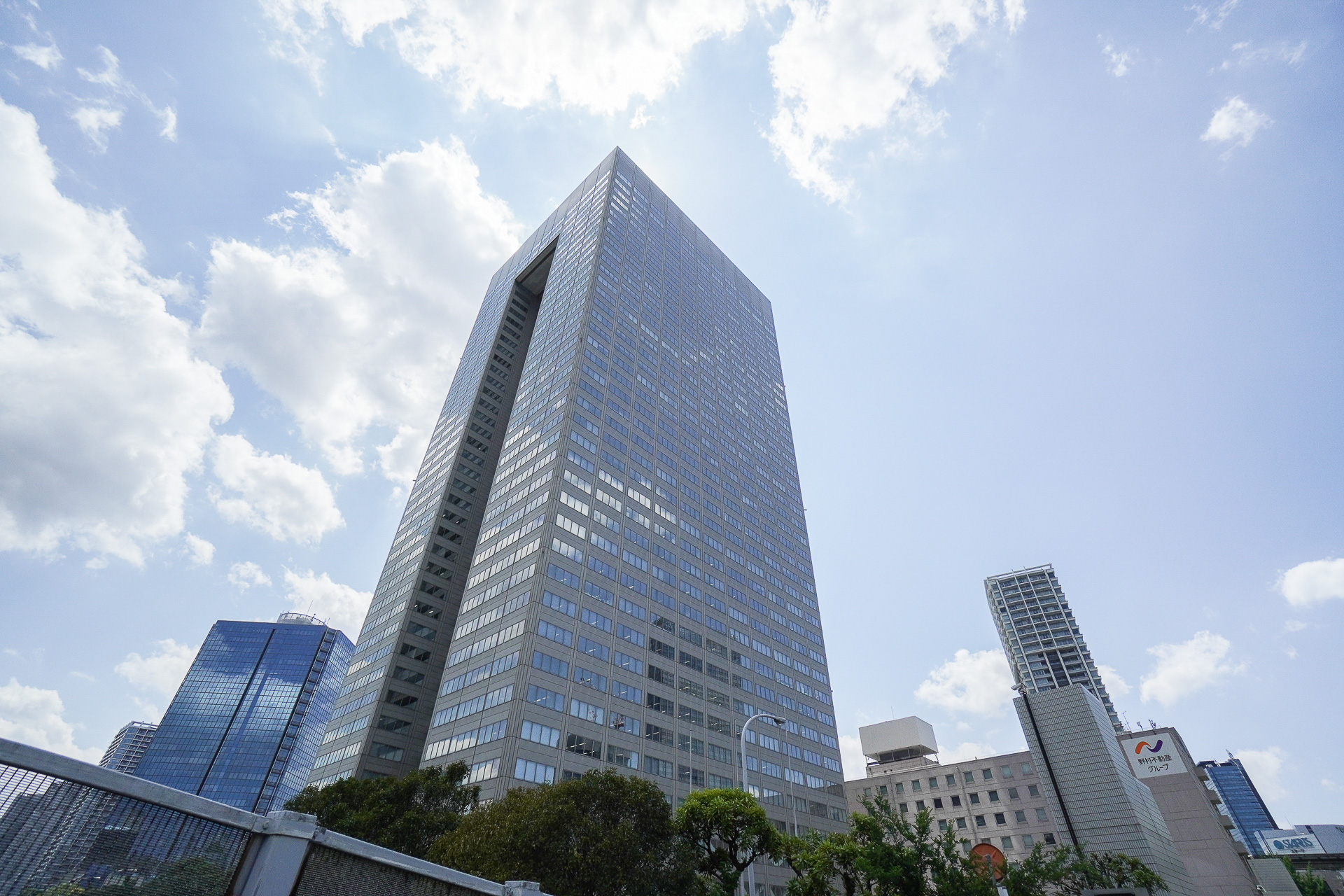 今後N棟に生まれ変わる浜松町ビルディングは現在まだ使用中