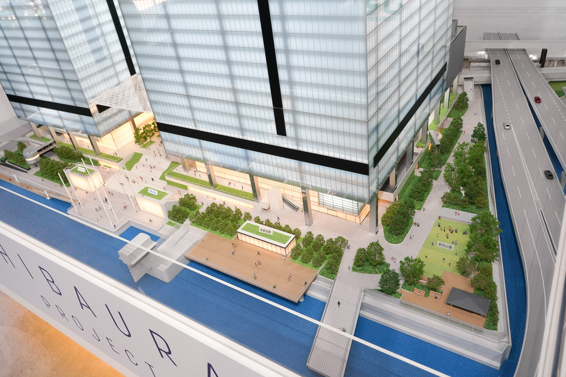 ツインタワーをつなぐように作られる水上テラス