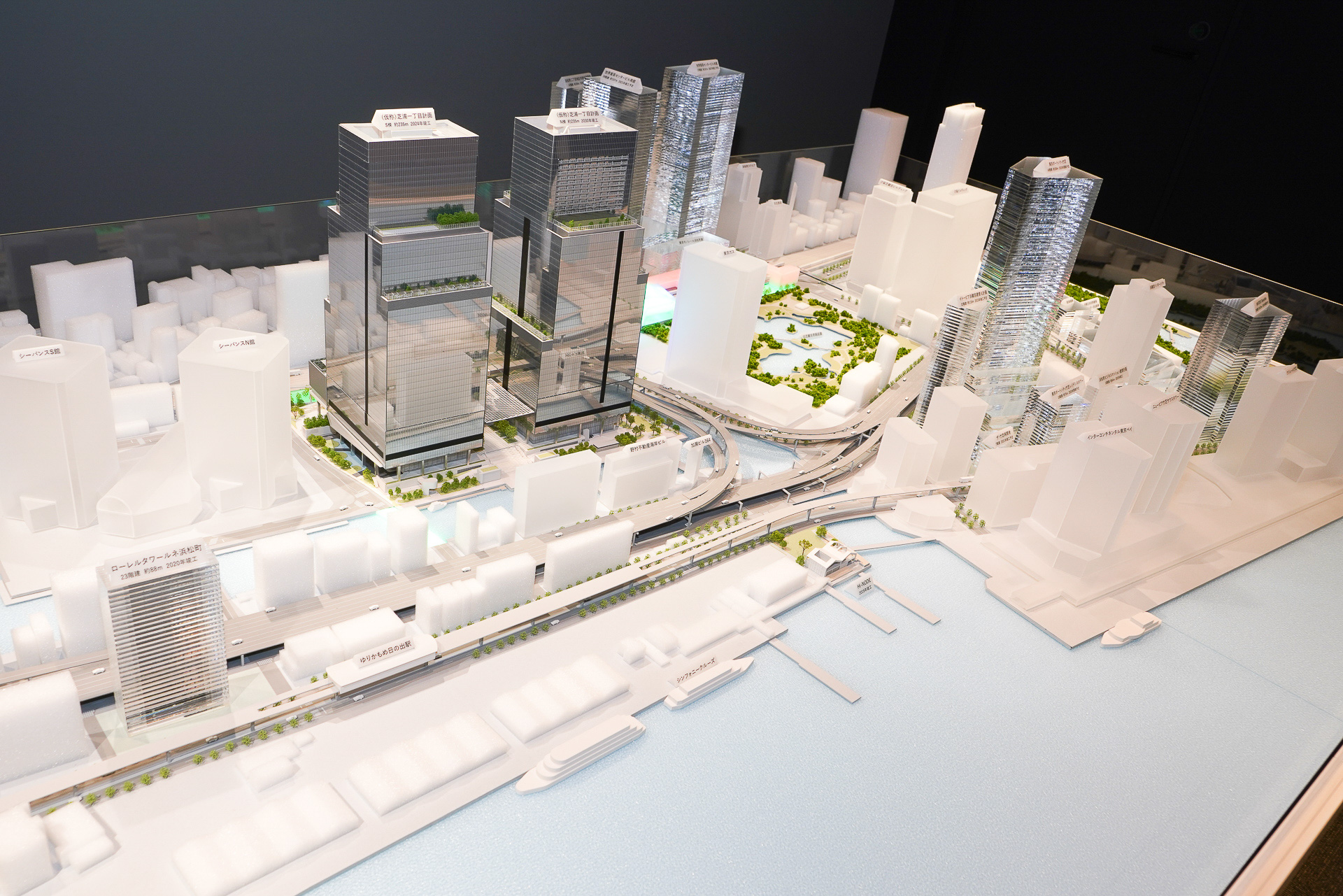 芝浦プロジェクト周辺のジオラマ。透明のビルは建設予定のもの