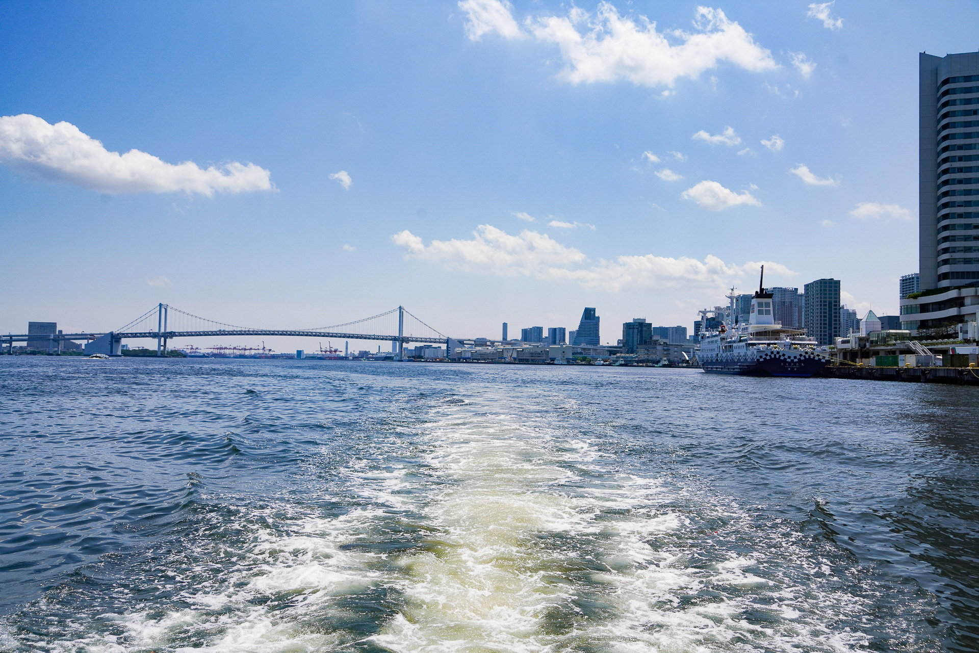 背後にレインボーブリッジ