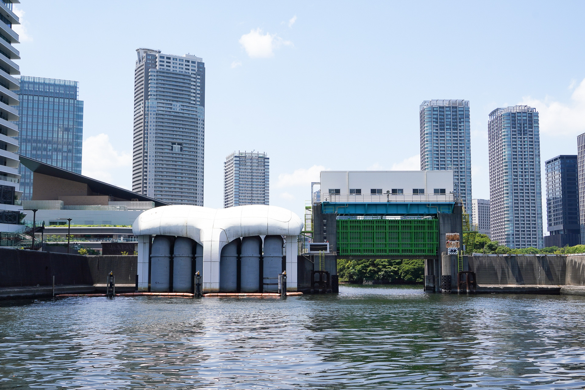 すぐ横の汐留川水門を目指す。クジラの尻尾かな!?