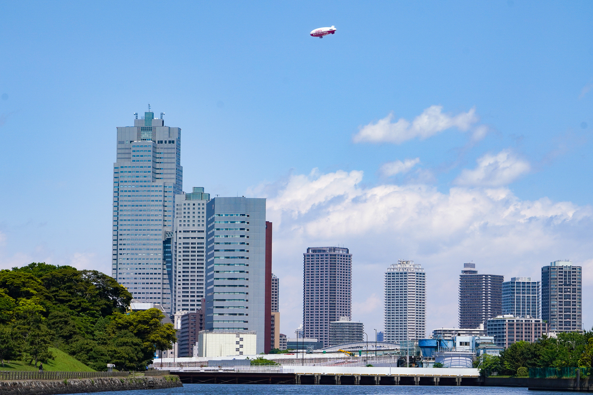 飛行船が飛んでいた。潮風を受けて気持ちがイイ