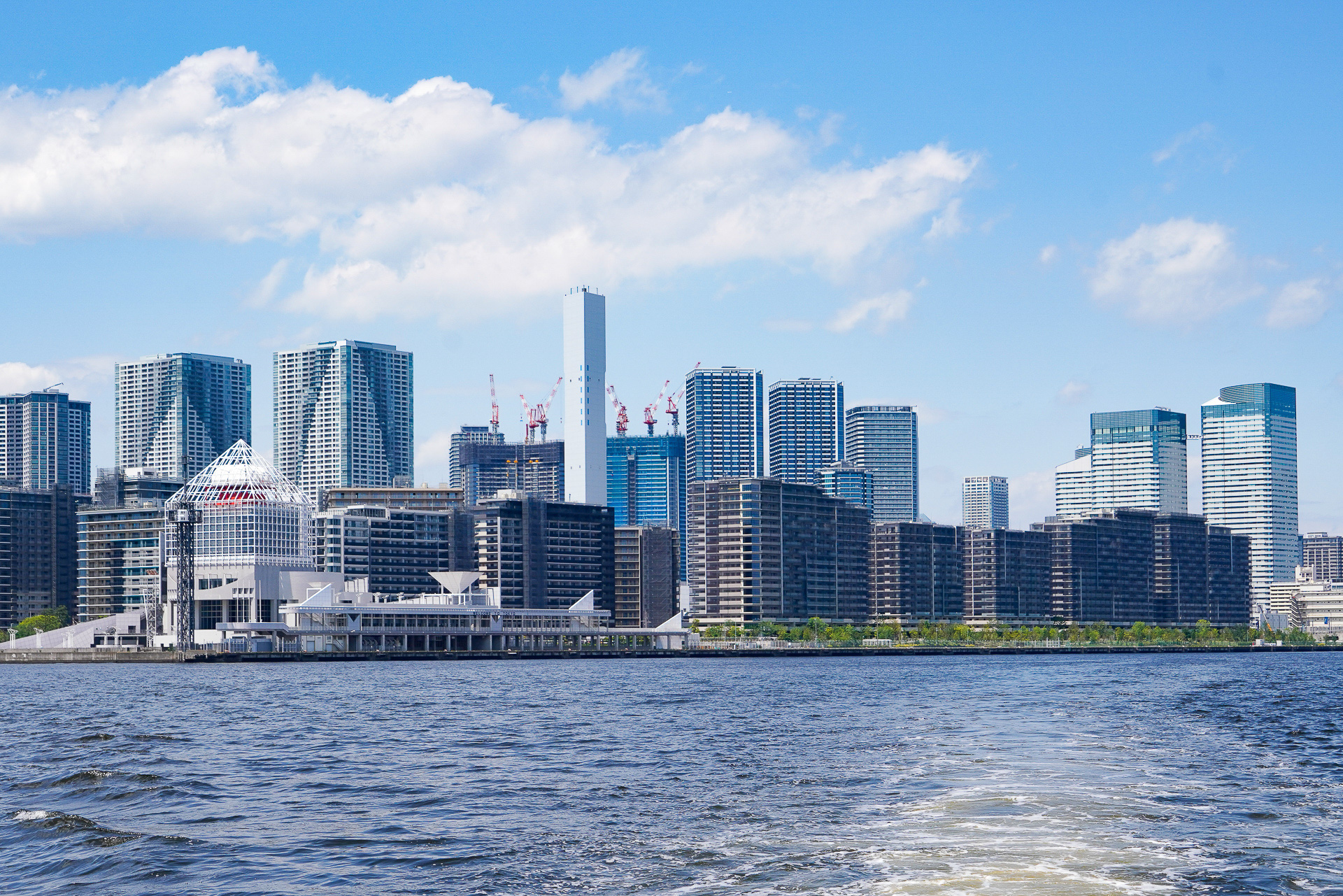 晴海埠頭の方面に向かう。東京オリンピックで選手村として使われた「晴海フラッグ」