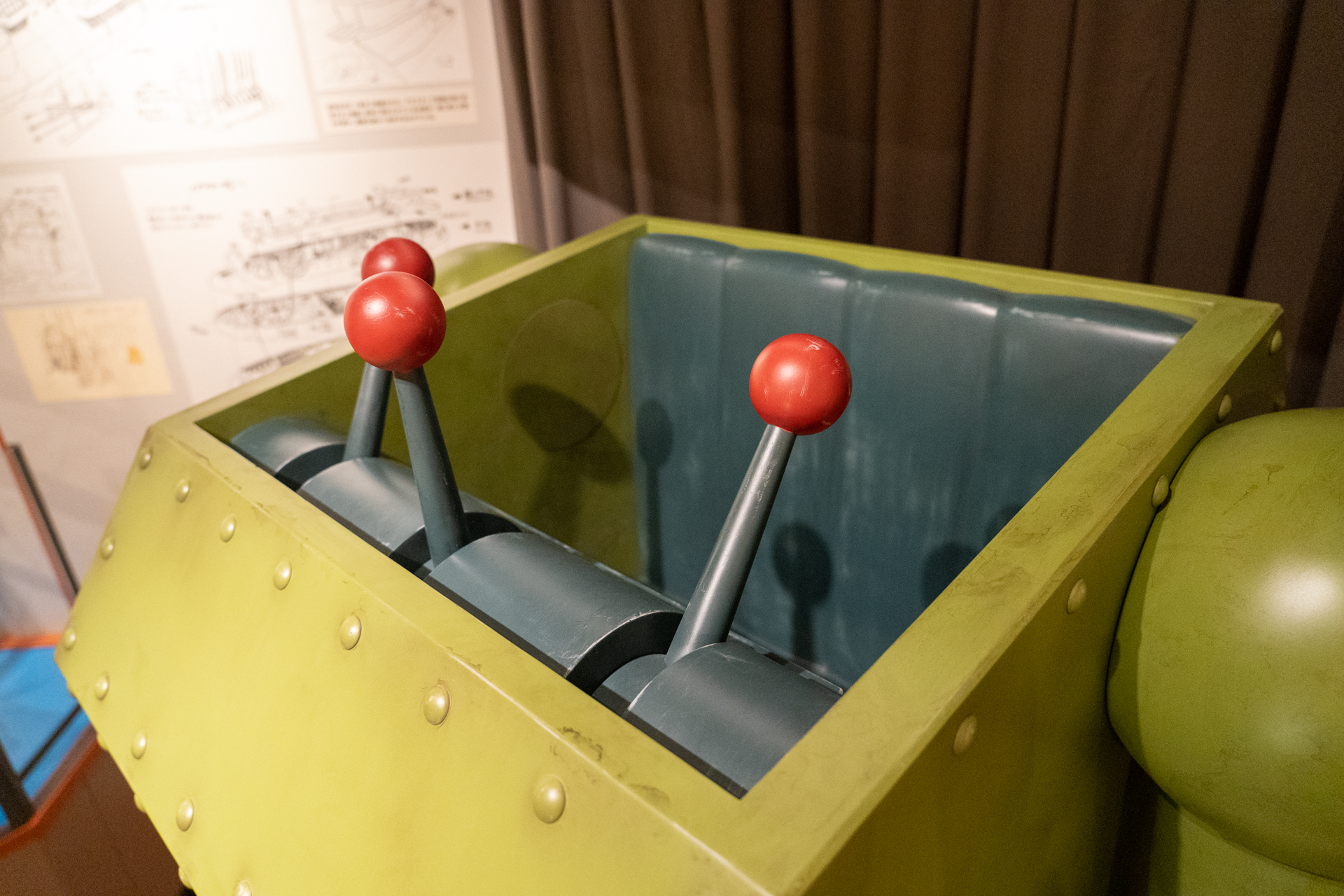 のこされ島やバラクーダ号の模型も。作業ロボット「ロボノイド」は乗って操縦してみたいところですが残念ながら乗ることはできません