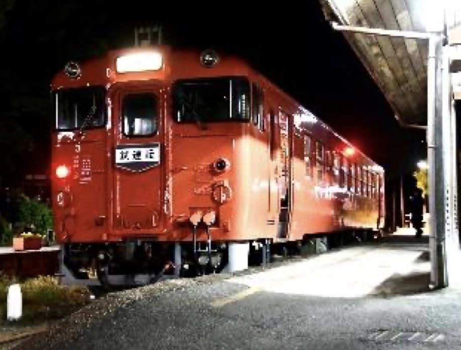 小湊鐵道キハ40形の貸切乗車と車内で一夜を過ごすツアーを実施する