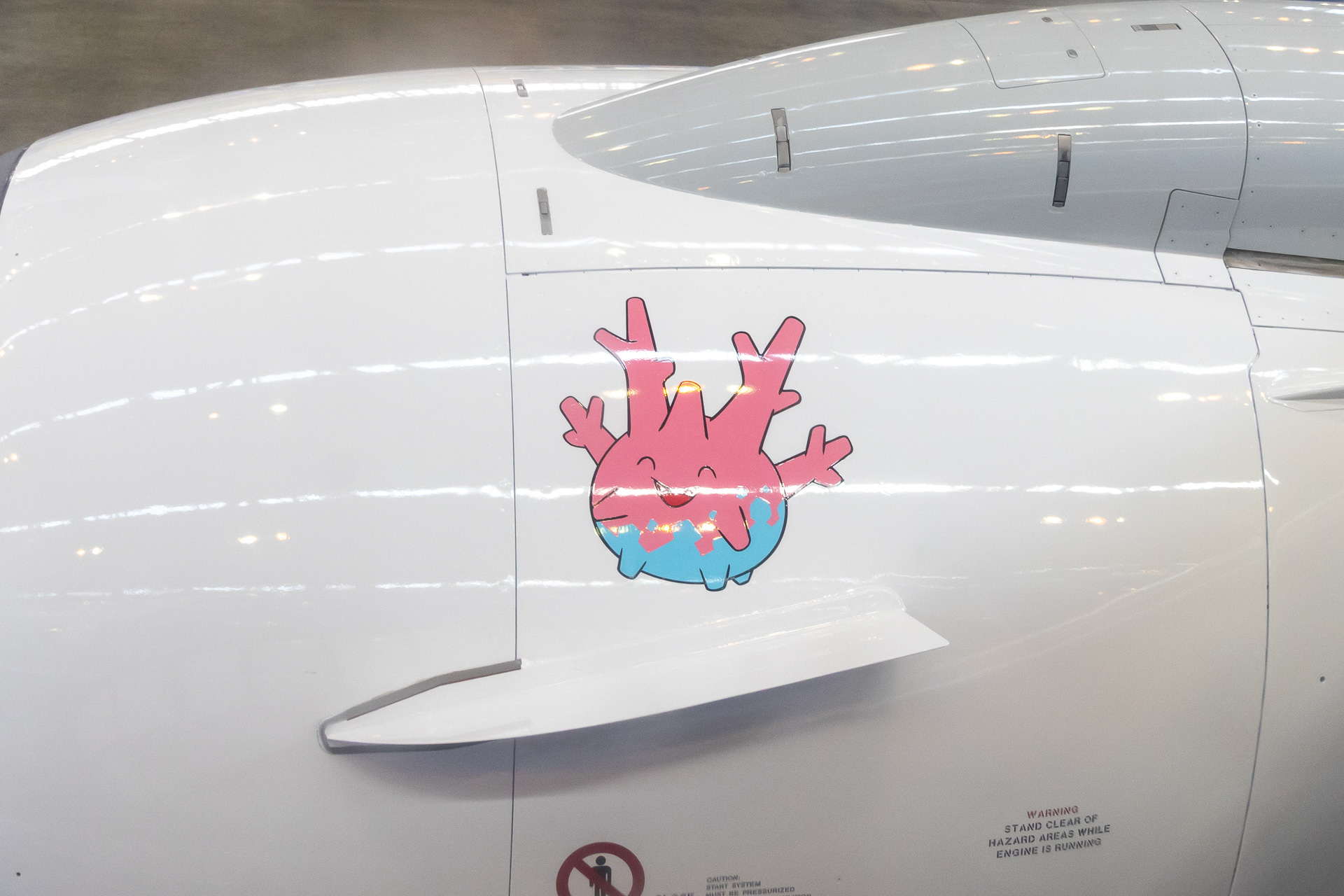 ピカチュウ、シェイミ、コイキング、サニーゴ、タッツーなど、多くのキャラクターがいたるところに描かれている