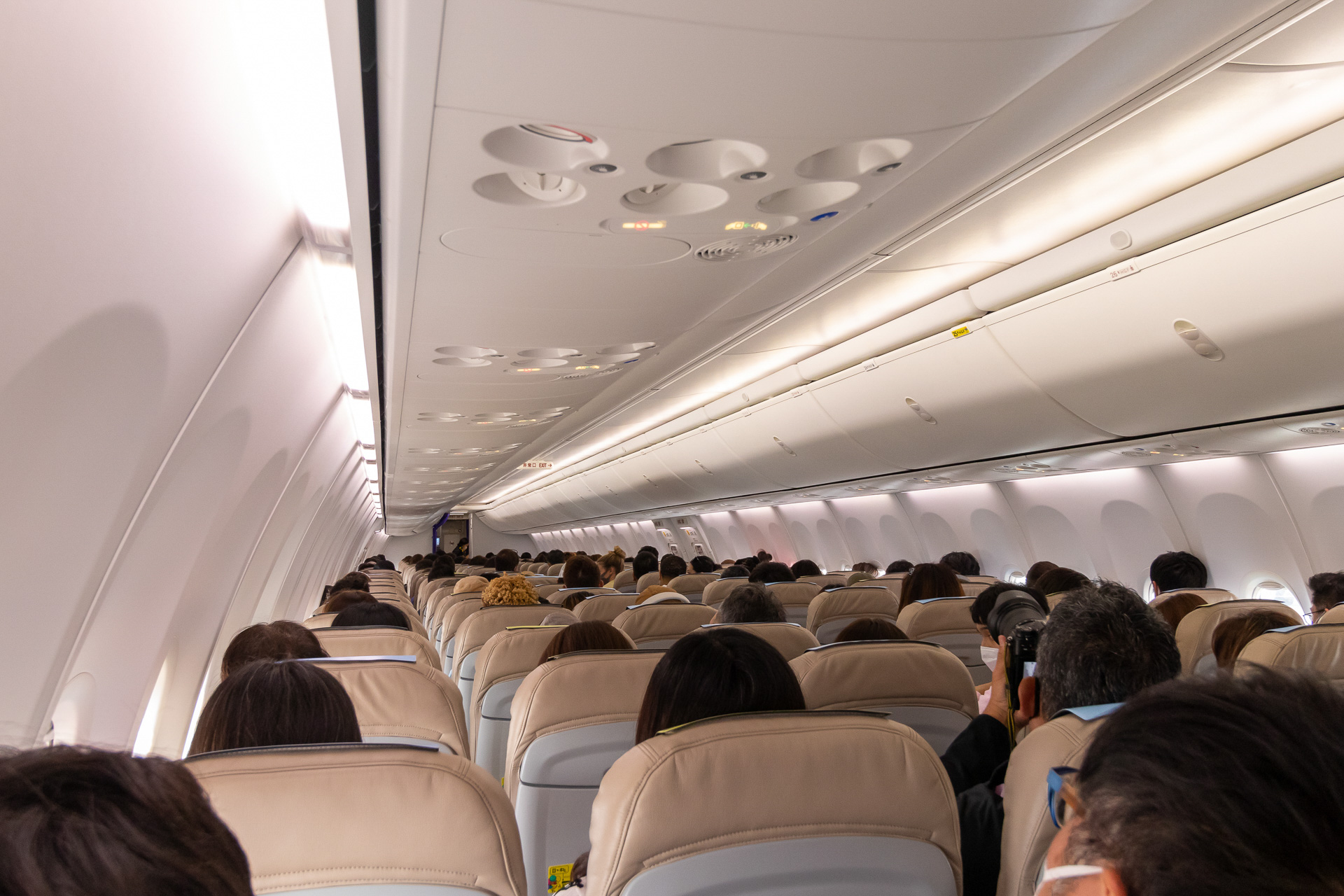 ほぼ満席状態のSKY519便