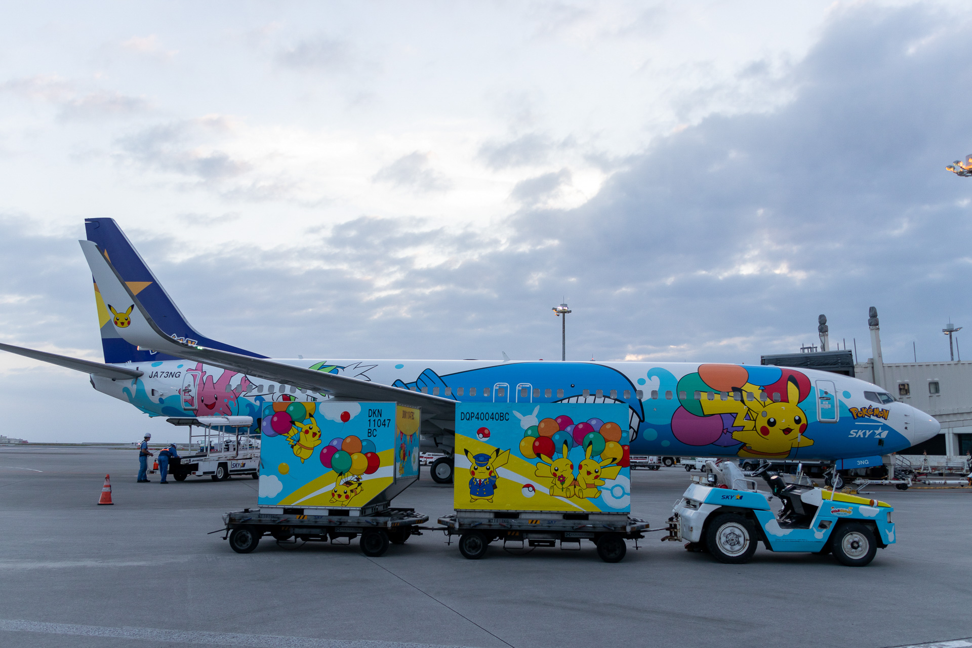 一部の業務用車やコンテナもポケモン仕様になっており、スカイマークのランプ周辺はとてもにぎやか