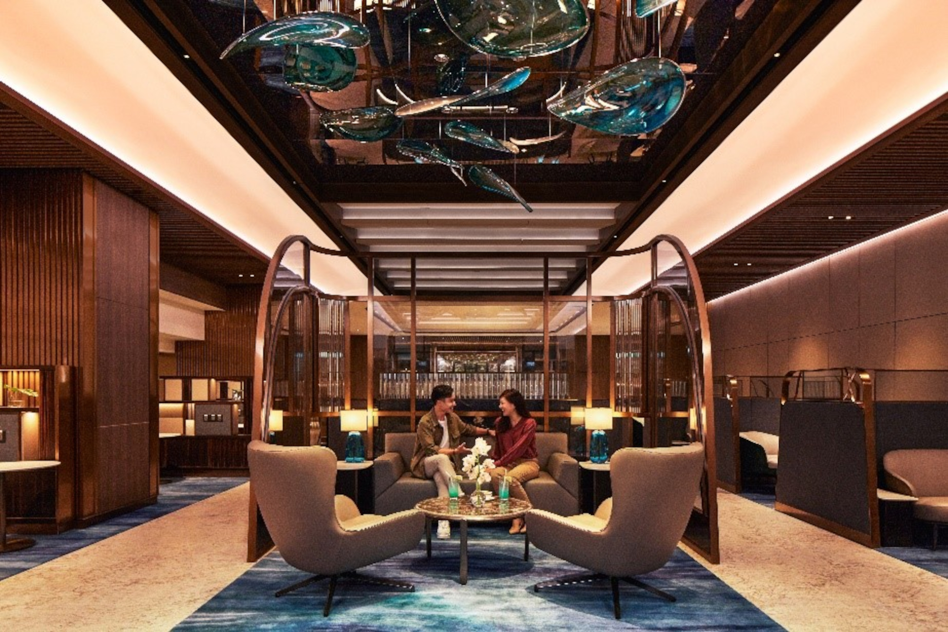 最も上質な「ザ・プライベート・ルーム」には、天井のラリック製のライト・ドームをはじめとしたエレガントな要素を散りばめている。スイートおよびファーストクラスの乗客を最大78名まで収容可能