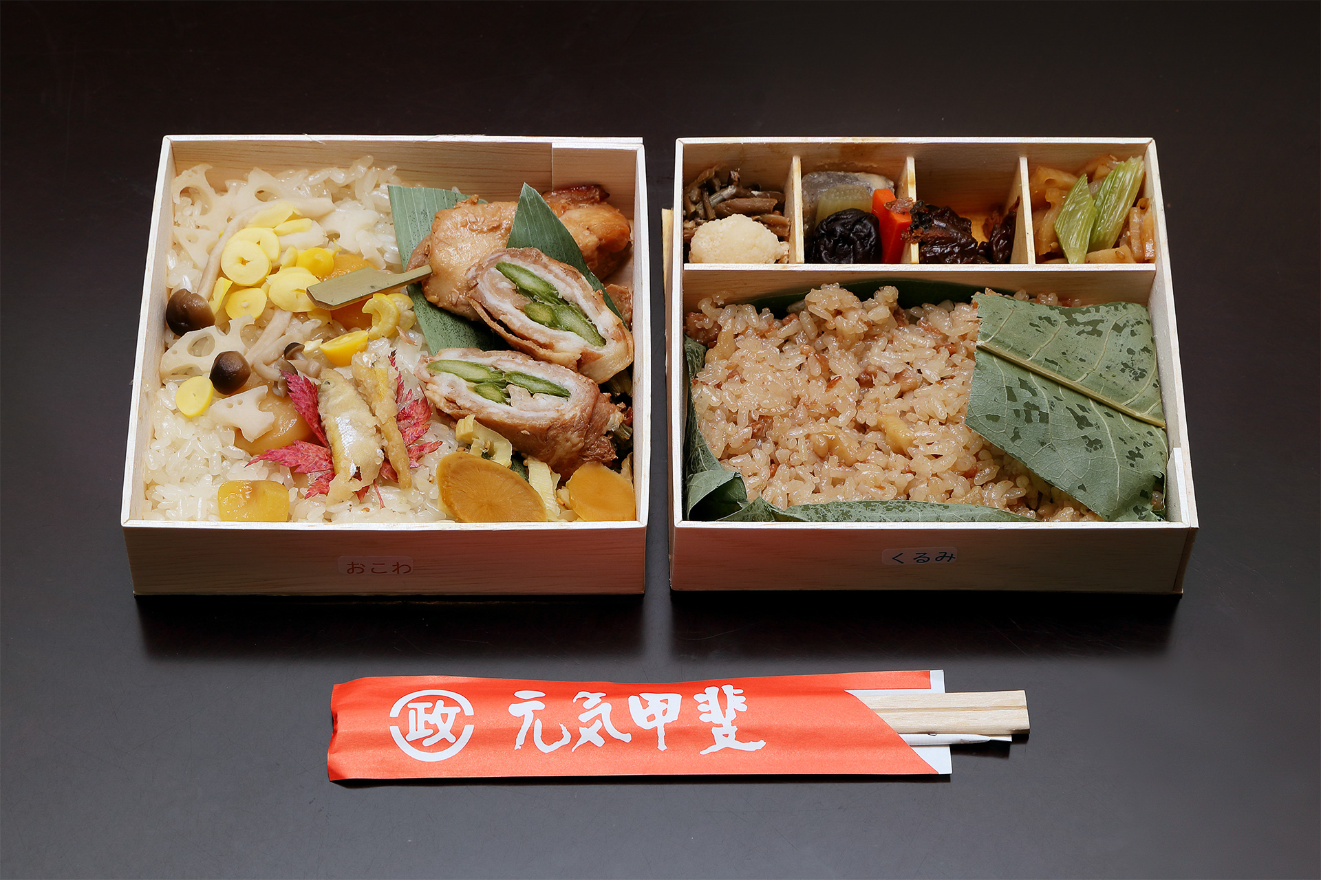 一の重、ニの重と名付けられた2段重ねの駅弁で、一の重（右）を京都の料亭、ニの重（左）は東京の味処が担当しています