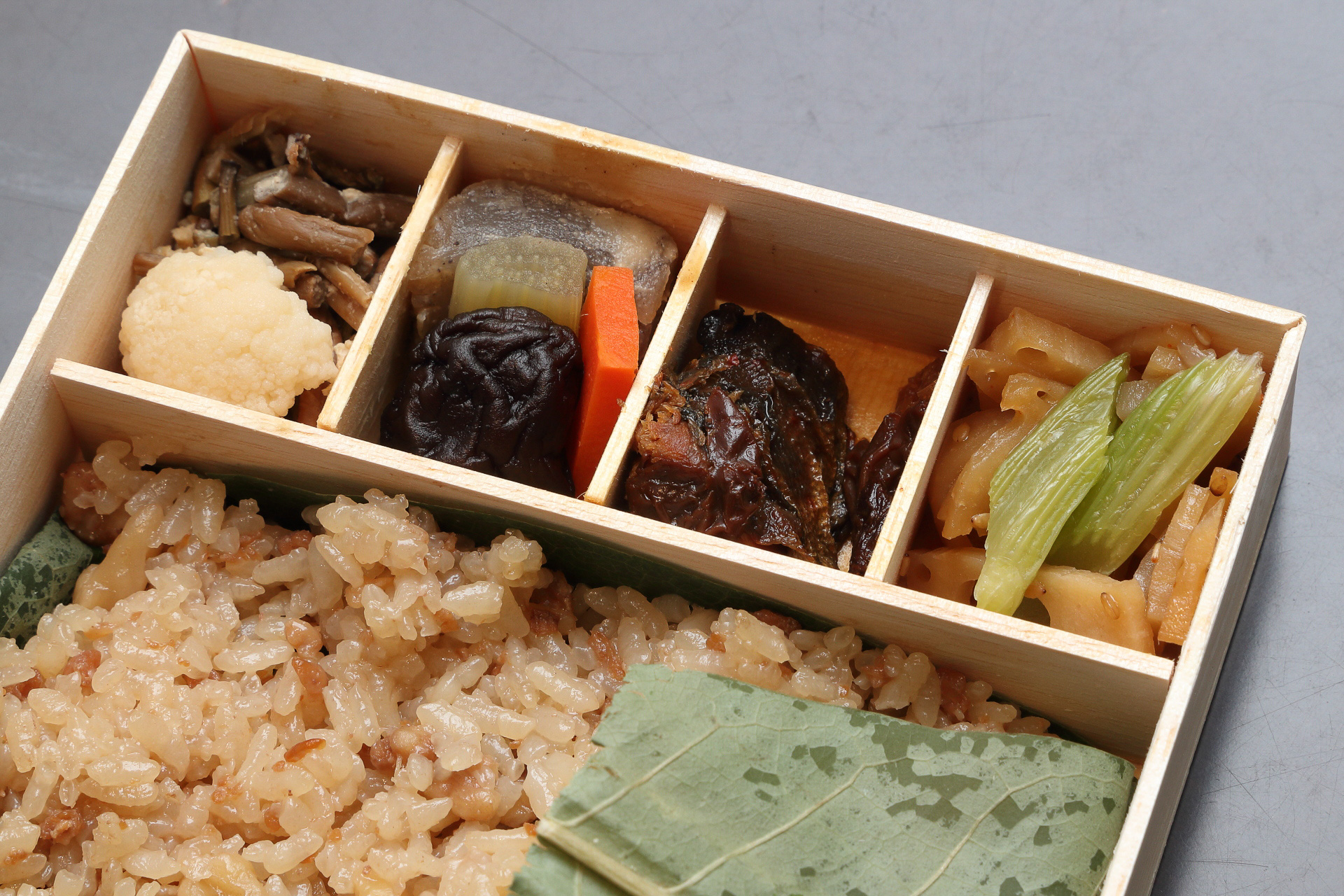 4つに仕切られたおかずは7種