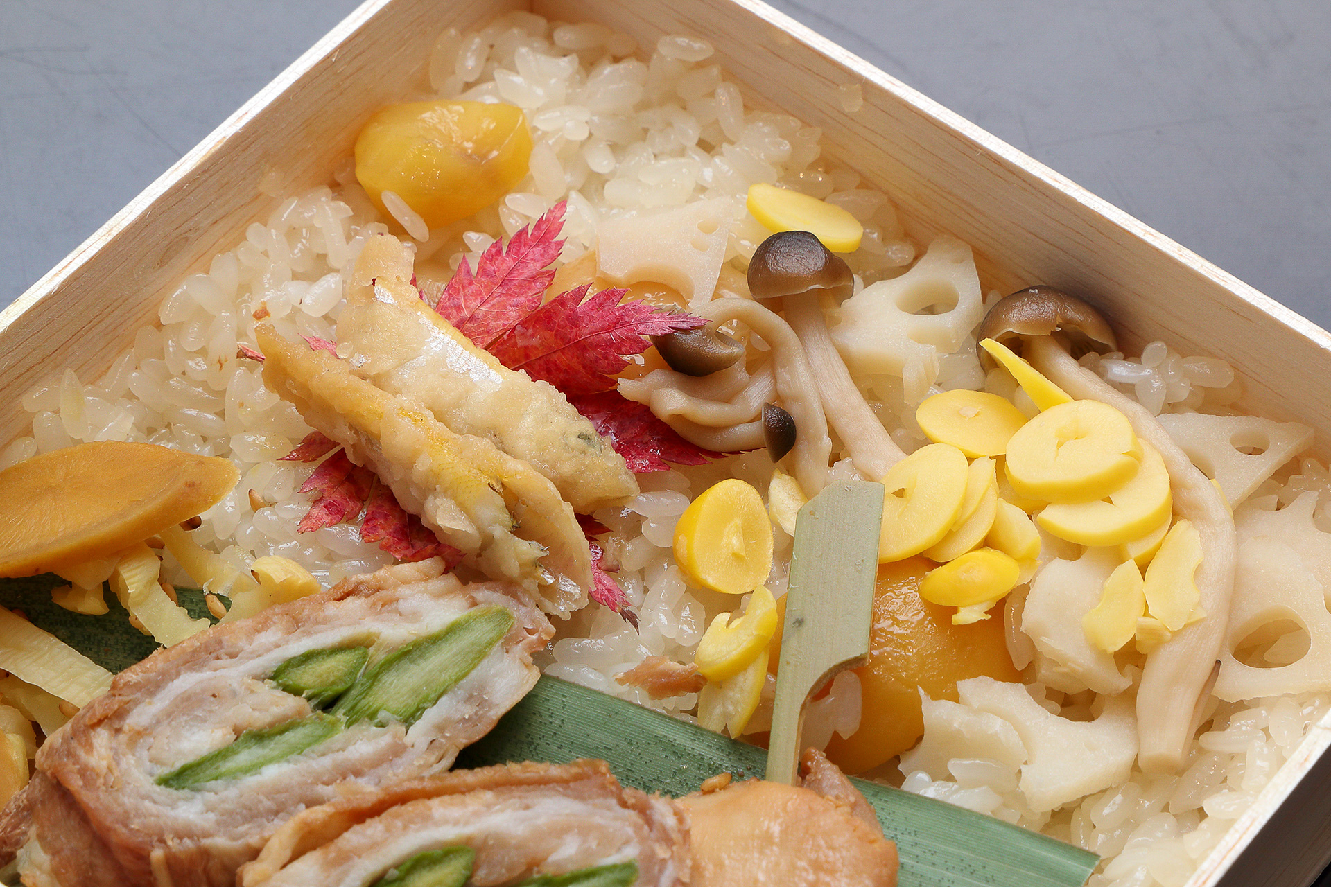色合いも鮮やかなニの重のご飯は栗としめじのおこわです（銀杏、レンコン入り）