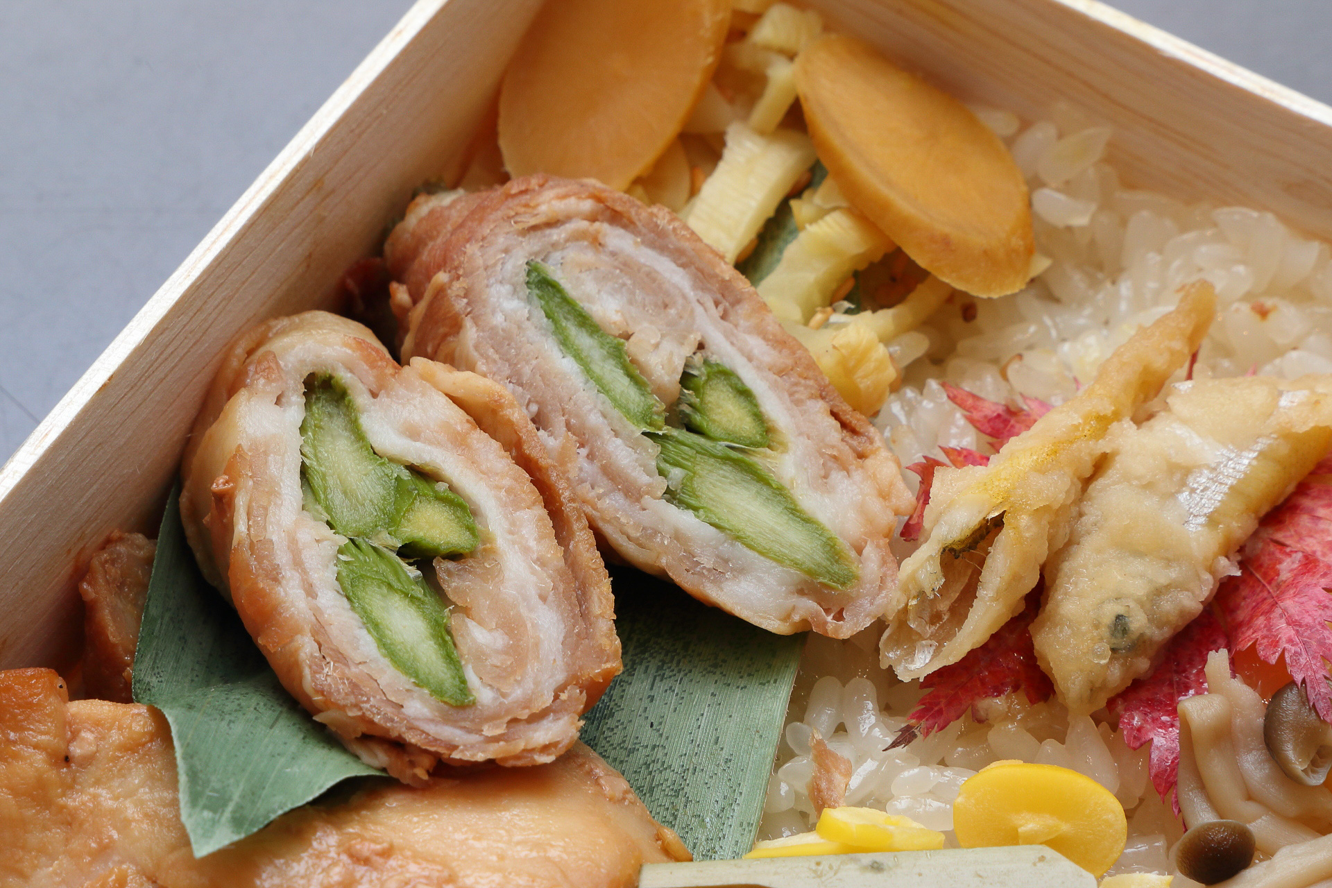 仕切りはありませんが、ワカサギの南蛮漬けなどおこわの上にはいろいろとのってます