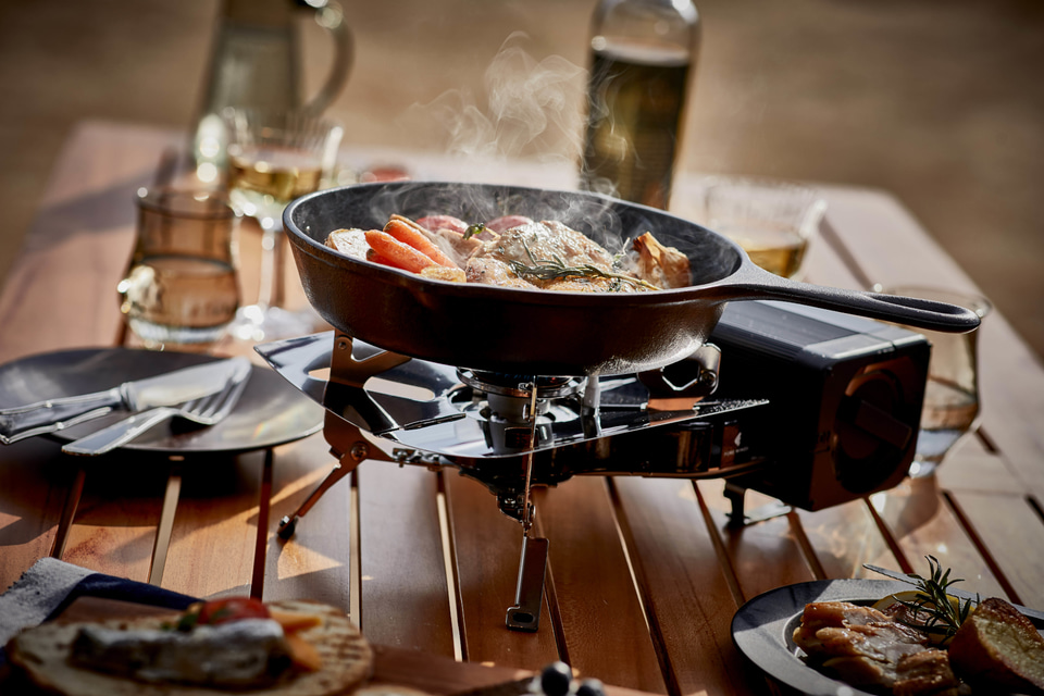 イワタニ、折りたたみ式カセットコンロ「FOLDING CAMP STOVE」購入で