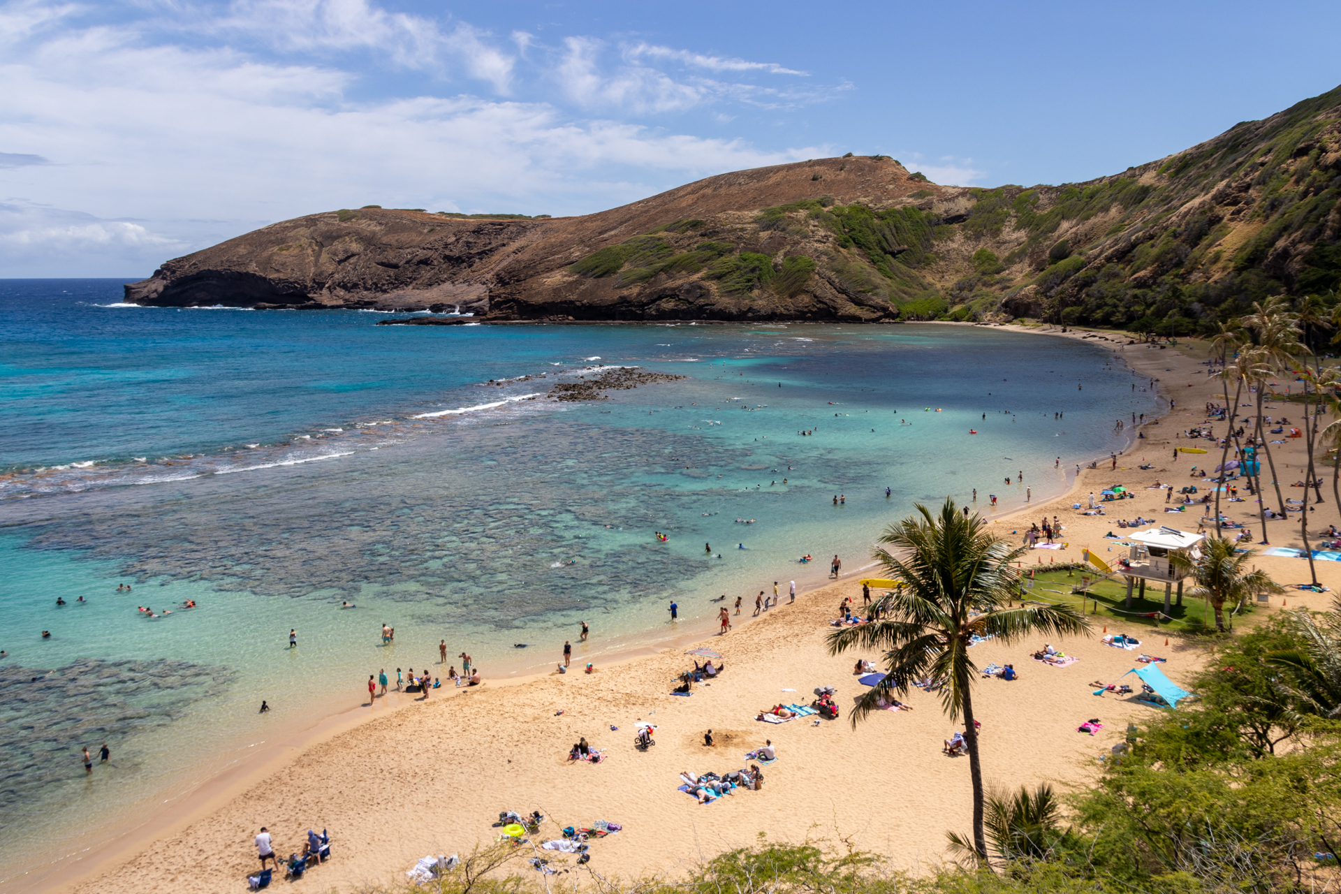 ハナウマ湾は火口に海水が侵入してできたビーチなので、山あり海ありと景観は非常にダイナミック