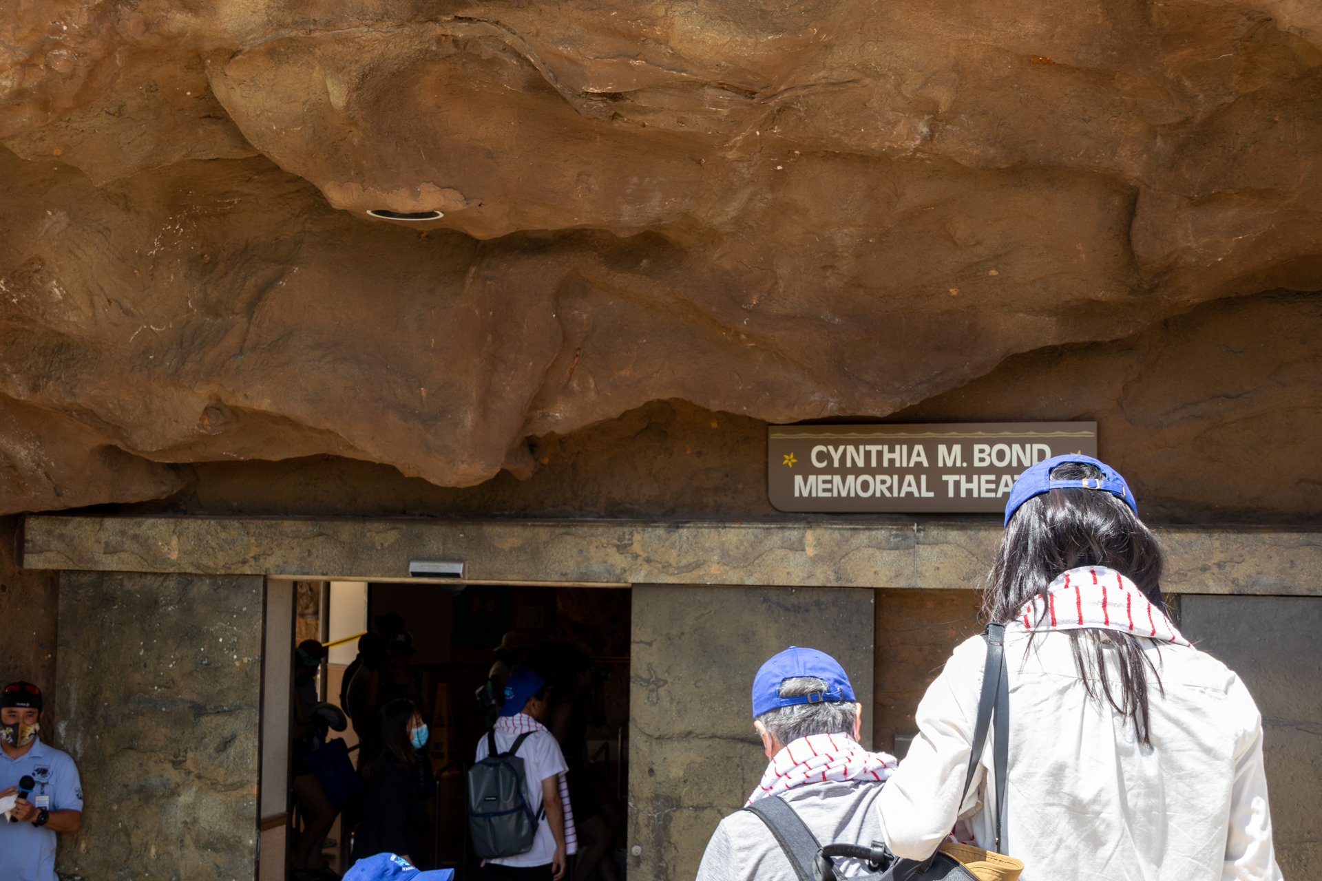 来園者はシアターで環境保護のビデオを視聴する