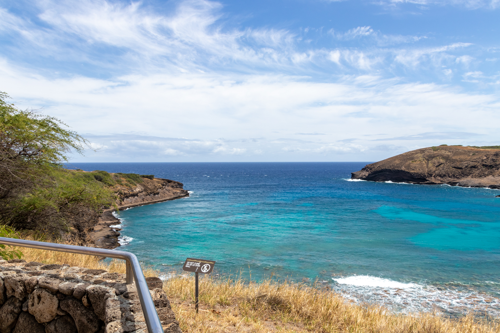 とにかく美しい浜辺とリーフ。ずっとゴロゴロしていたいが公園は16時まで。さらにビーチは閉園1時間前（15時）には退去しないといけない