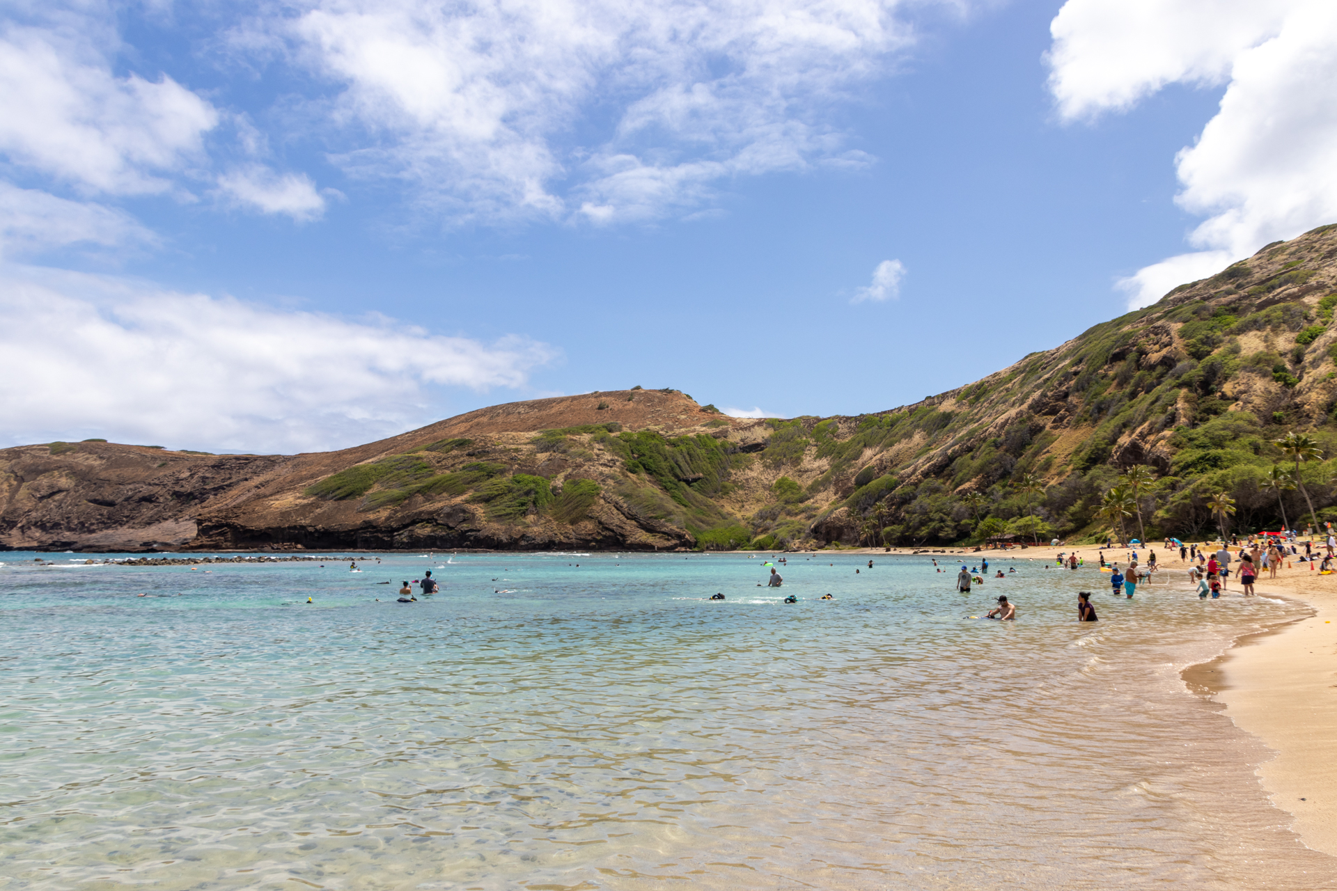 とにかく美しい浜辺とリーフ。ずっとゴロゴロしていたいが公園は16時まで。さらにビーチは閉園1時間前（15時）には退去しないといけない
