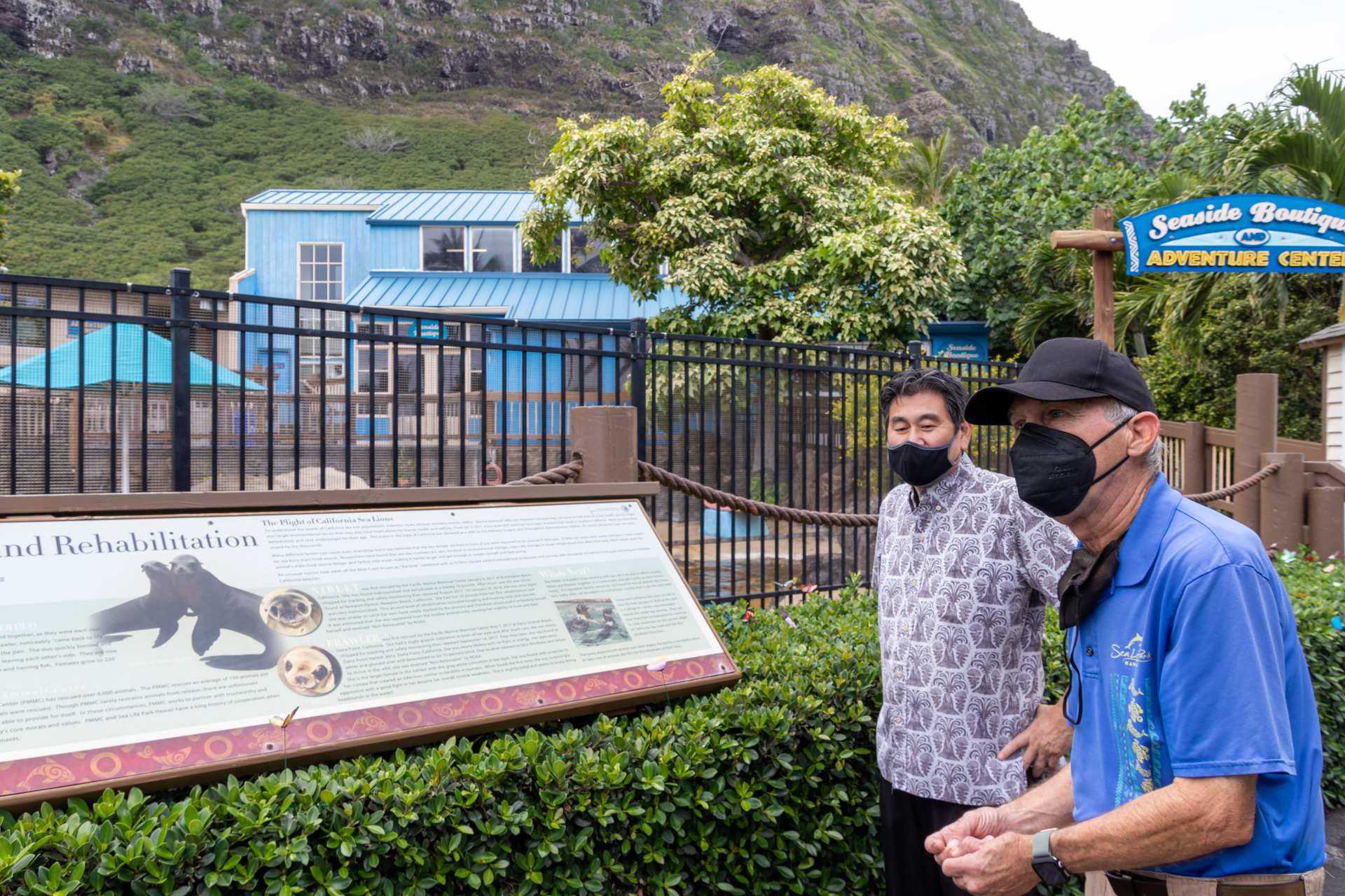 動物の生態や活動内容を説明してくれた館長のジェフ・ポラスキー氏（写真右）