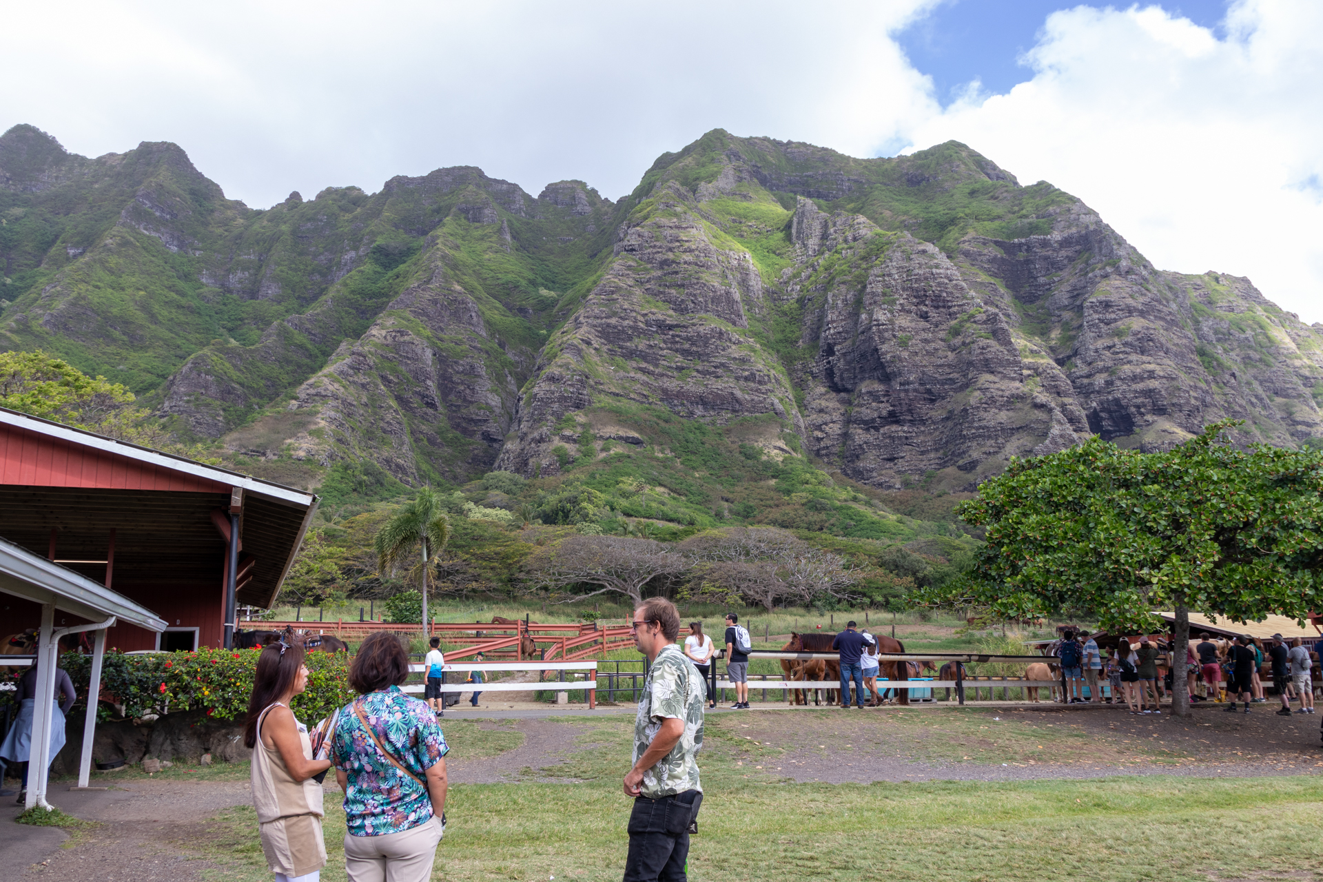 オアフ島を北から南東にかけて連なるコオラウ山脈の東側はとても急峻な地形になっている。その麓にあるのがクアロア・ランチ