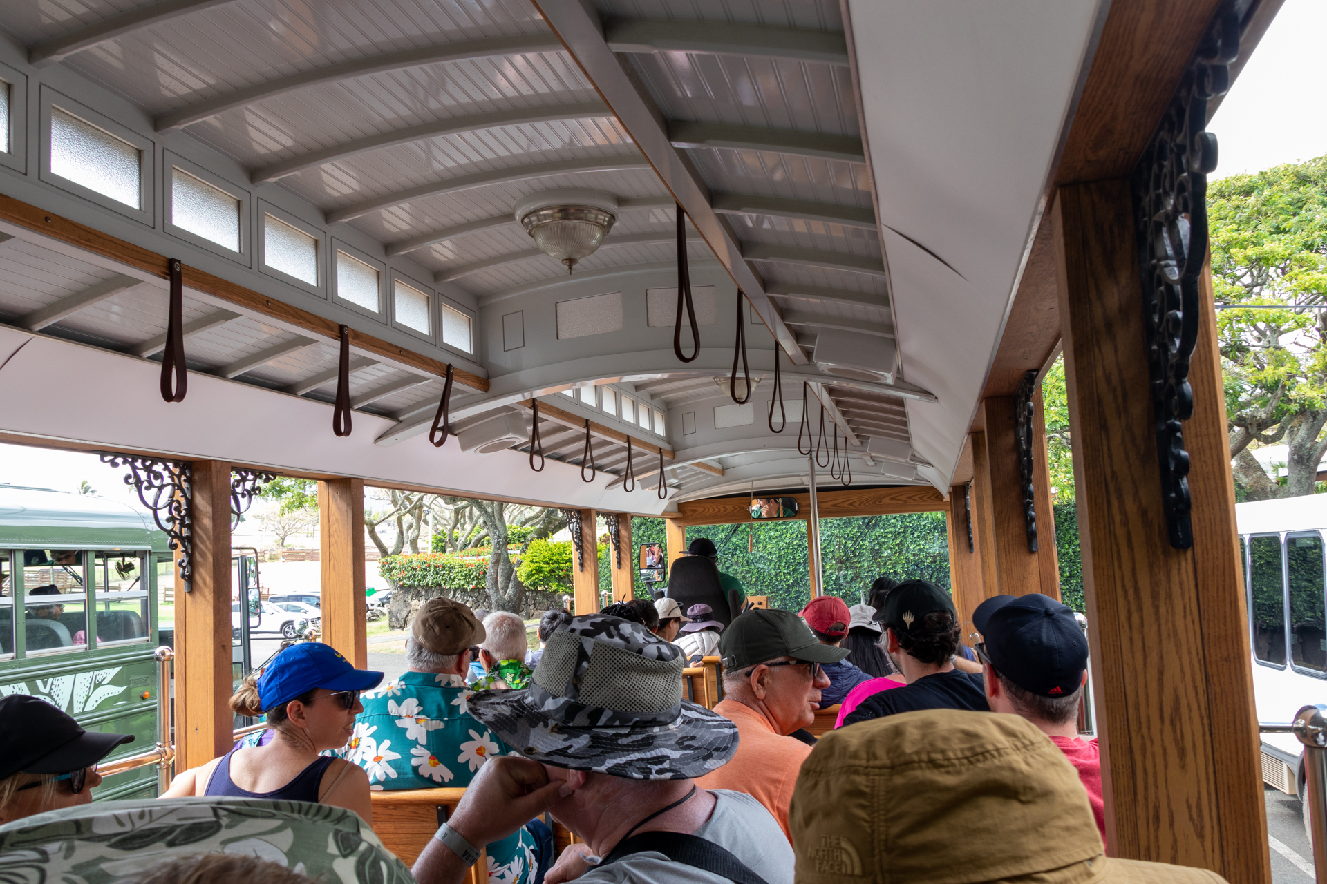 トロリーバスでガイドの話を聞きながら農園を巡る90分のツアー