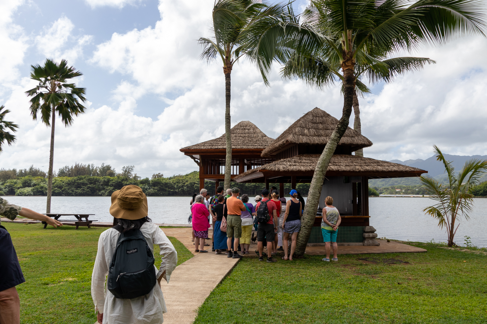 養殖池「モリイ・フィッシュポンド」の湖畔にある試食コーナー