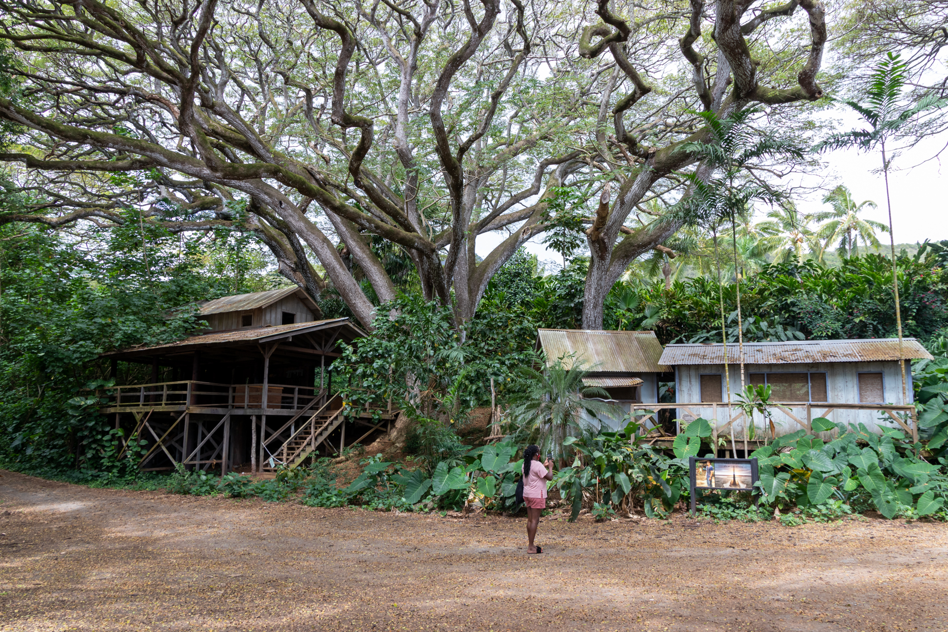敷地内の至るところで映画やドラマの撮影が行なわれており、セットがそのまま残されている場所もある