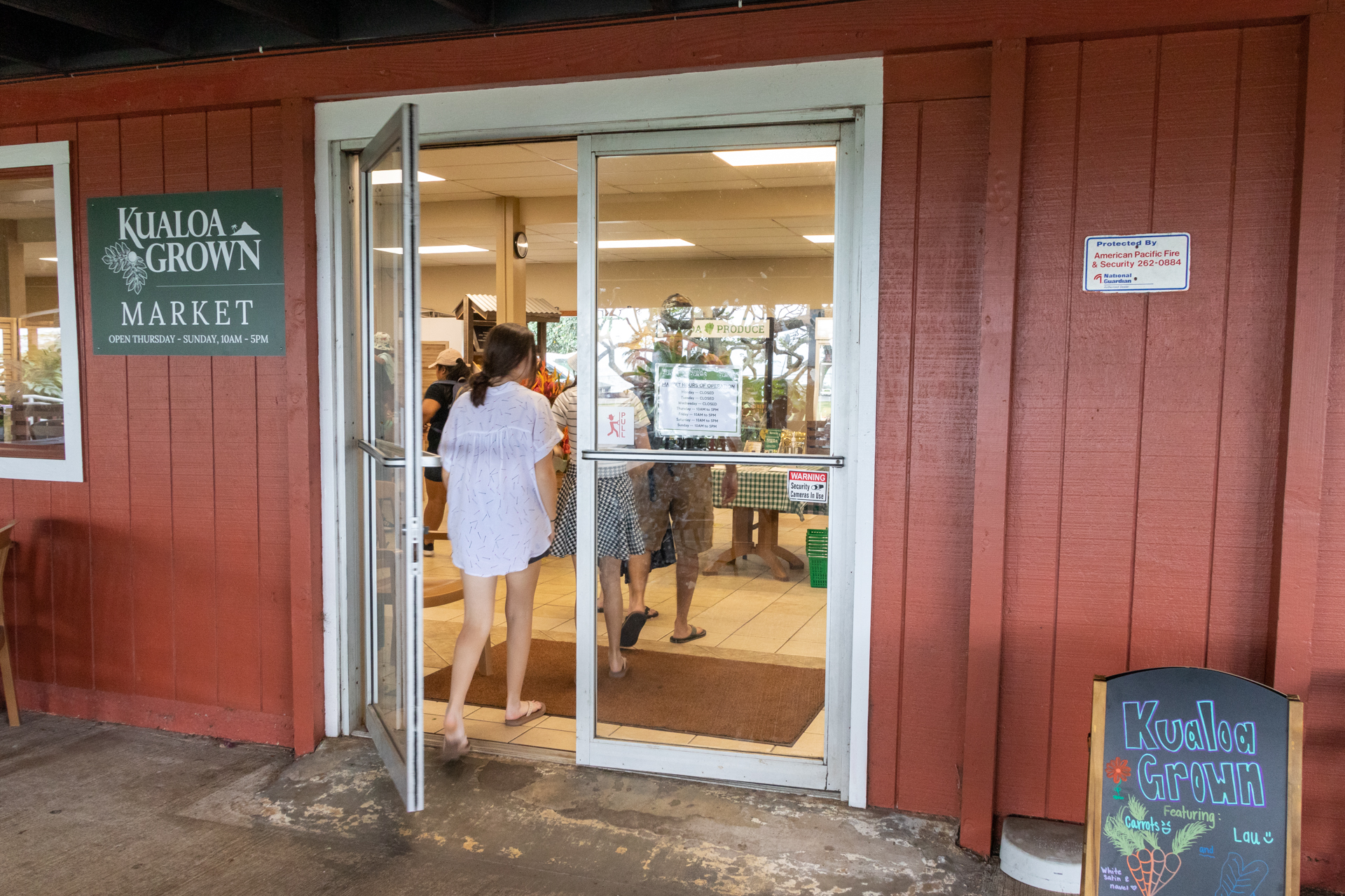 観光客だけでなく、地元の人たちも買いに来るファーマーズマーケット