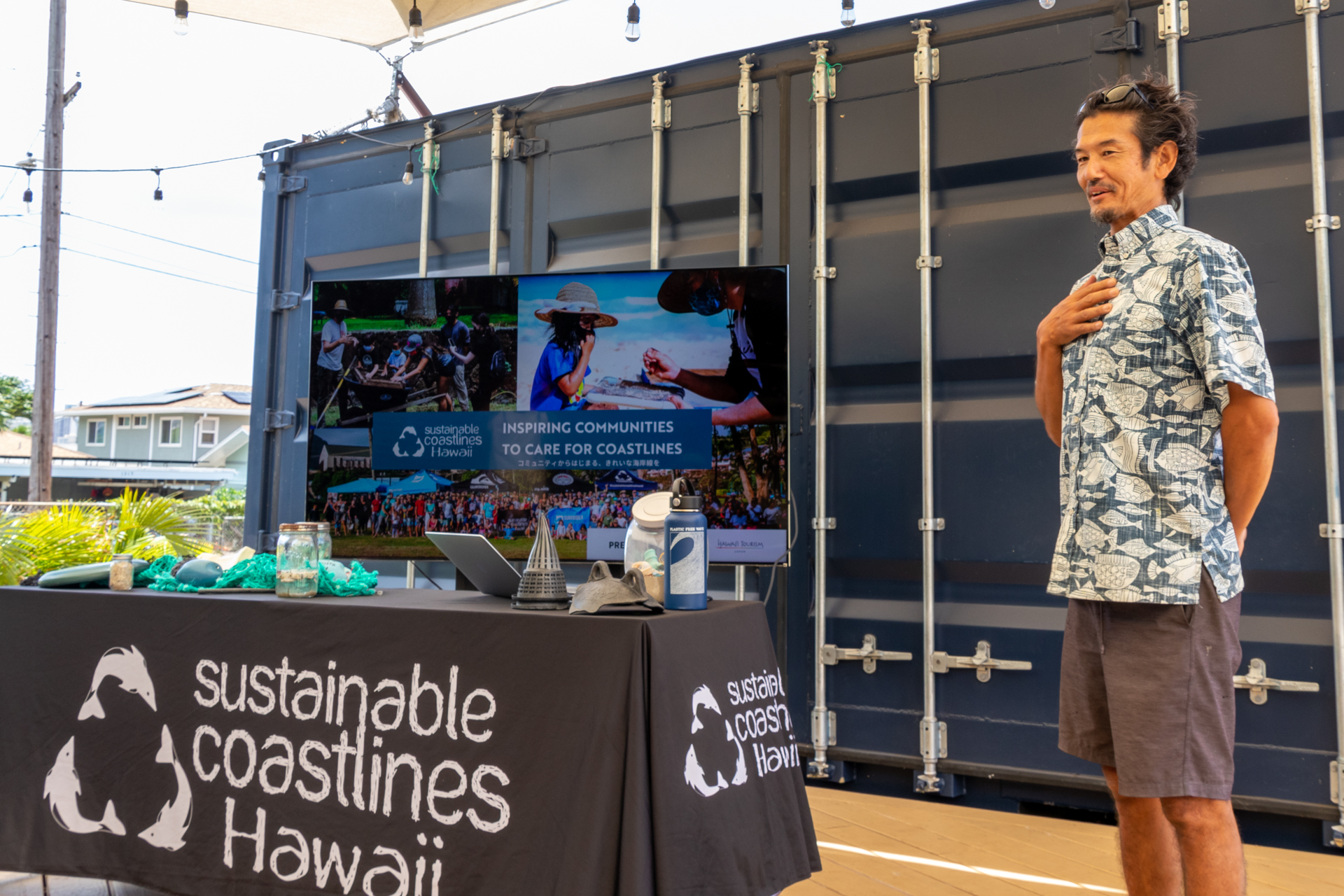 サスティナブル・コーストラインズ・ハワイの活動内容を紹介する来迎秀紀氏。静岡県出身で、アメリカ本土を経てハワイに移住し、現在は同団体の国際講師として活動している