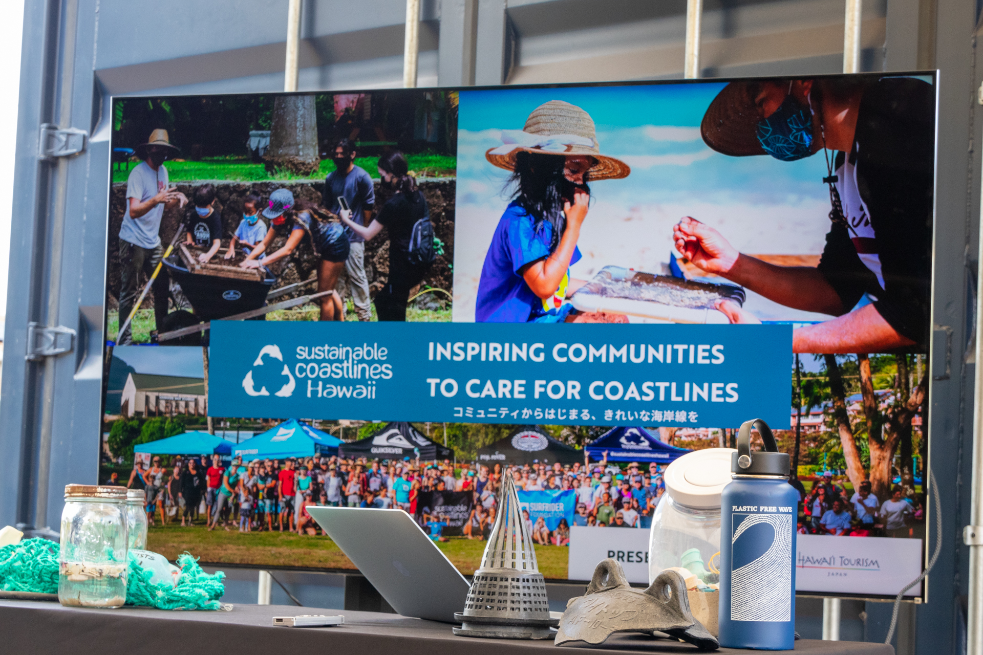 地元コミュニティや観光客のボランティアによって美しい海岸を取り戻す活動を行なっている