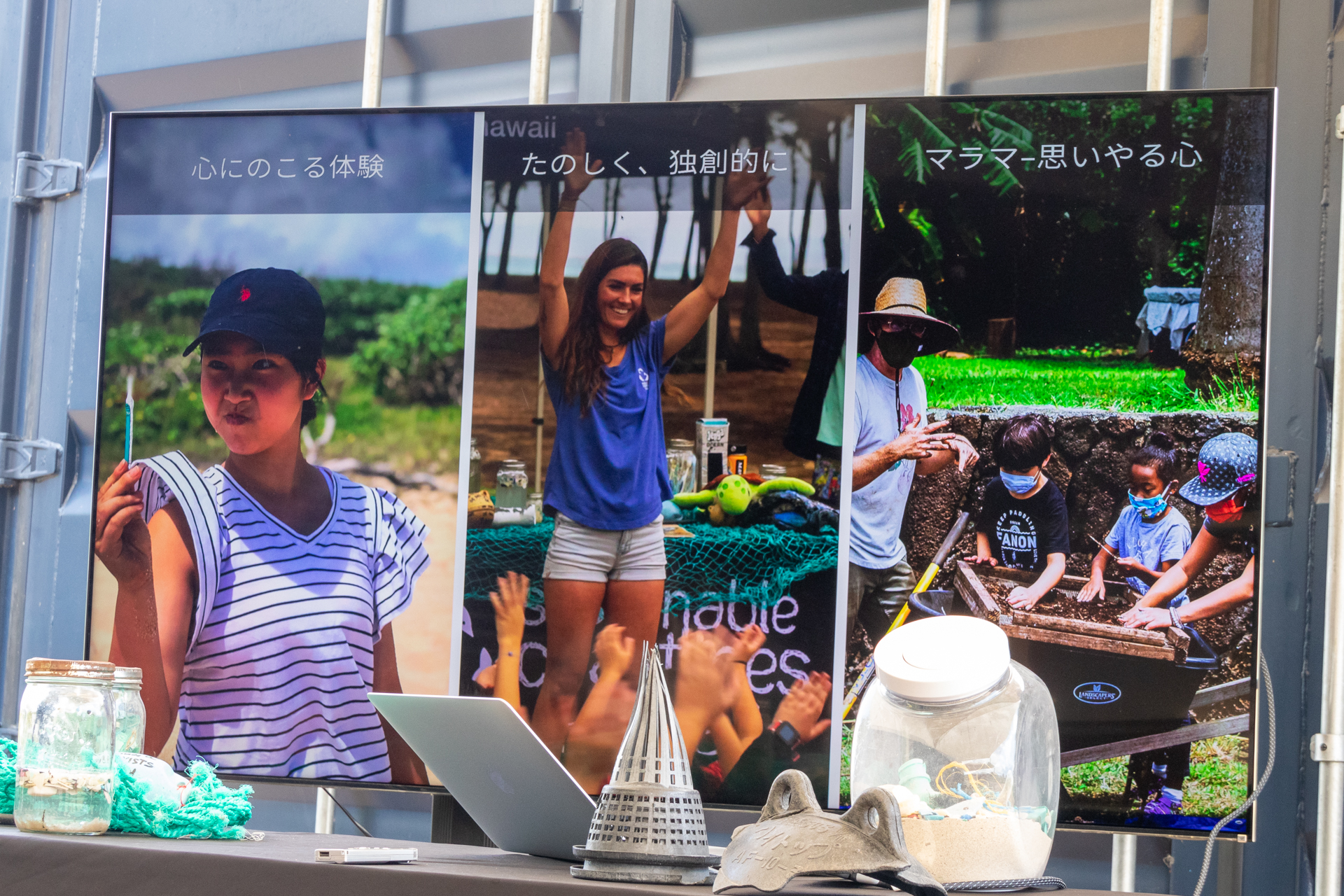 地元コミュニティや観光客のボランティアによって美しい海岸を取り戻す活動を行なっている