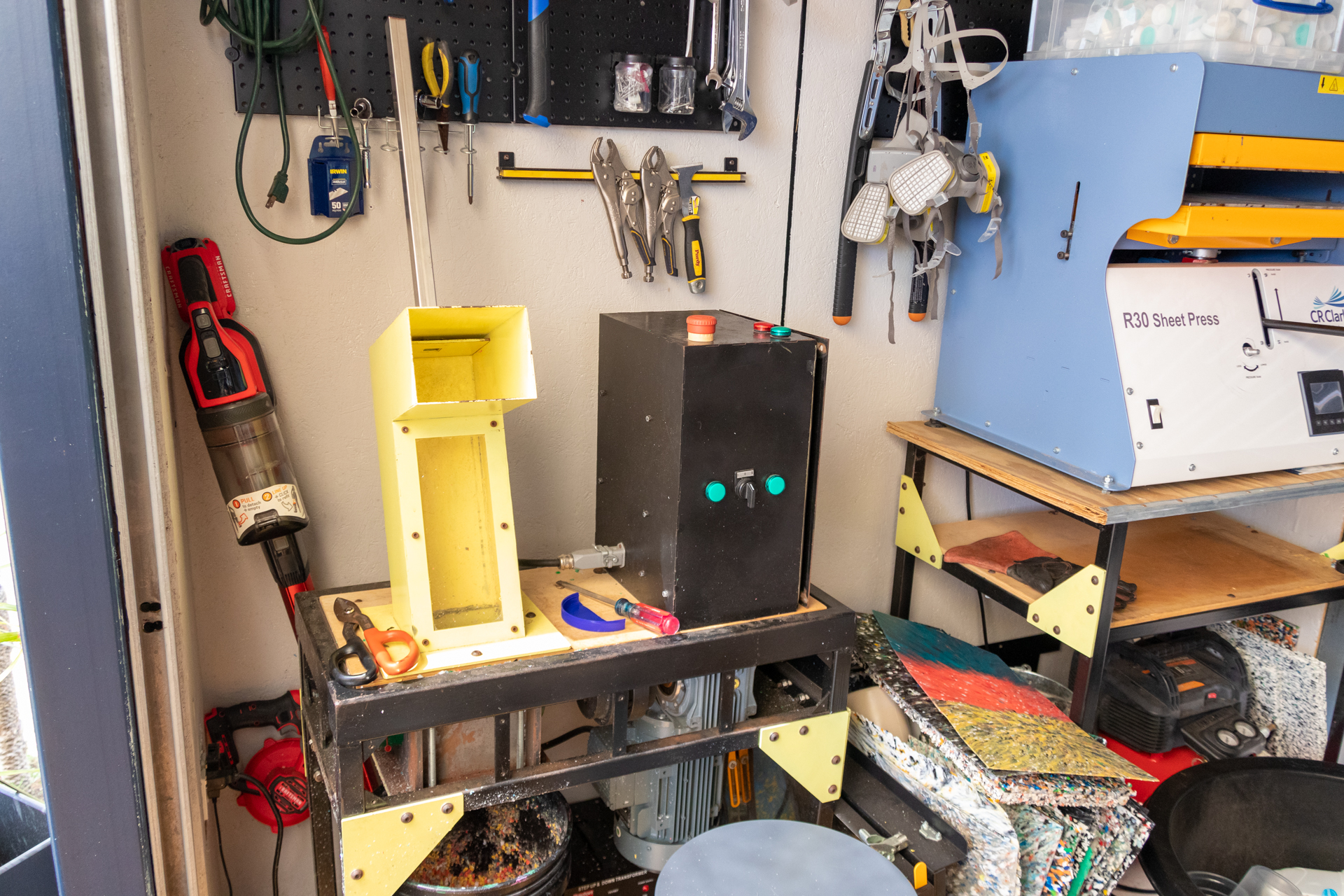 工房では拾い集めたプラスチックを破砕・溶解・圧縮して素材とし、アート作品や実用品にアップサイクルしている