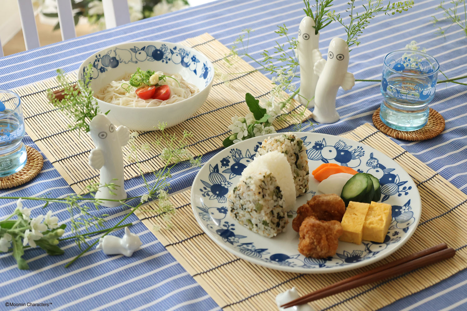 ブルーベリーのなかにムーミンとリトルミイ、スノークのおじょうさん、スティンキーなど、ムーミン谷の仲間たちが登場