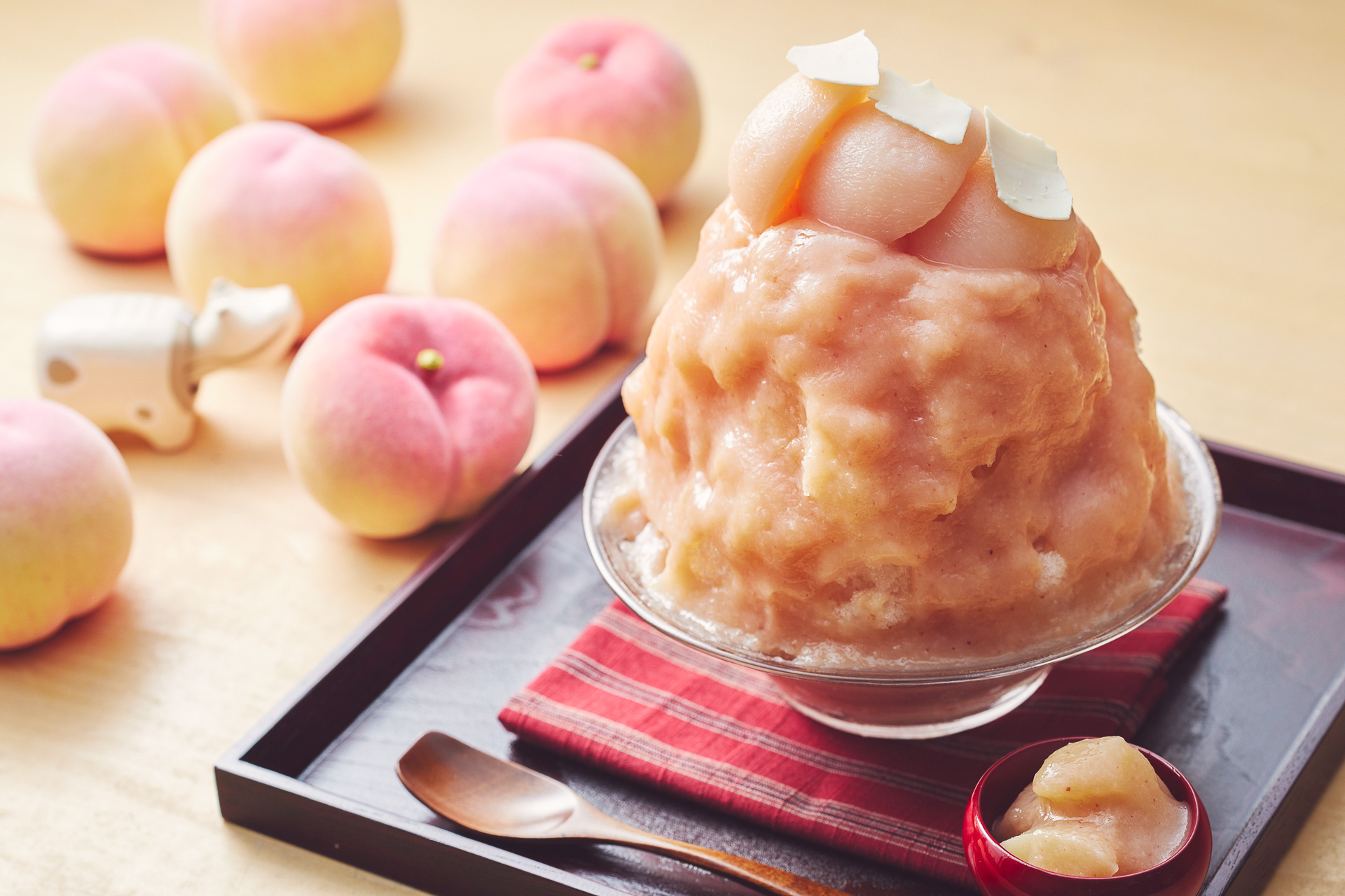 「たっぷりもも氷」（2000円）