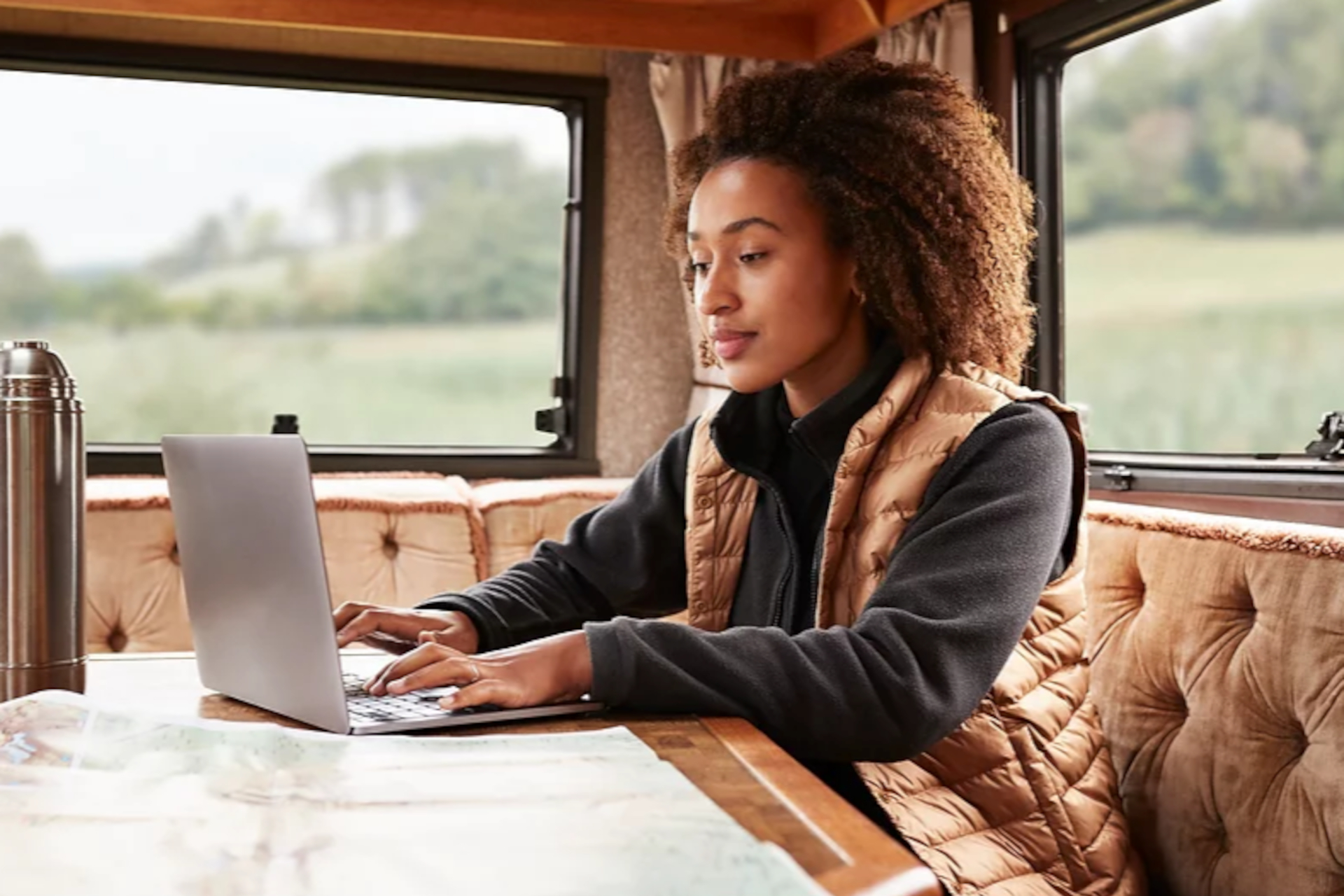 長期滞在やワーケーションのほか、キャンプシーンも想定して必要な機能を設置