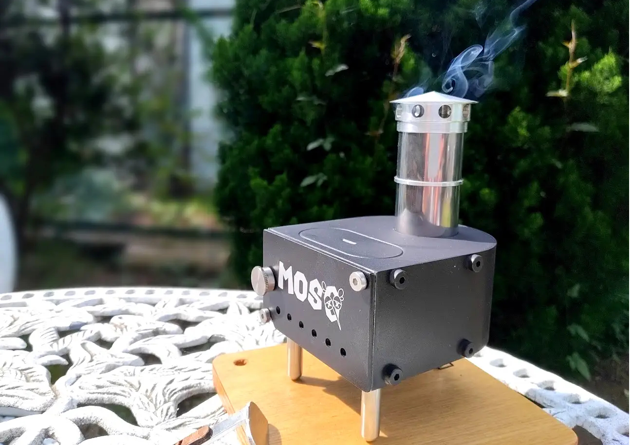 煙が出る様子はさながら薪ストーブ