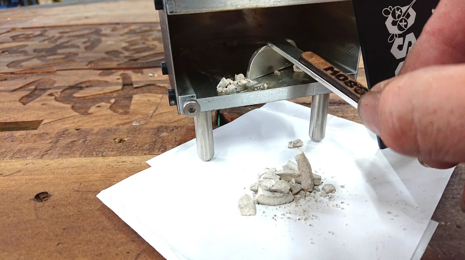 かわいいミニ灰かき棒も付く