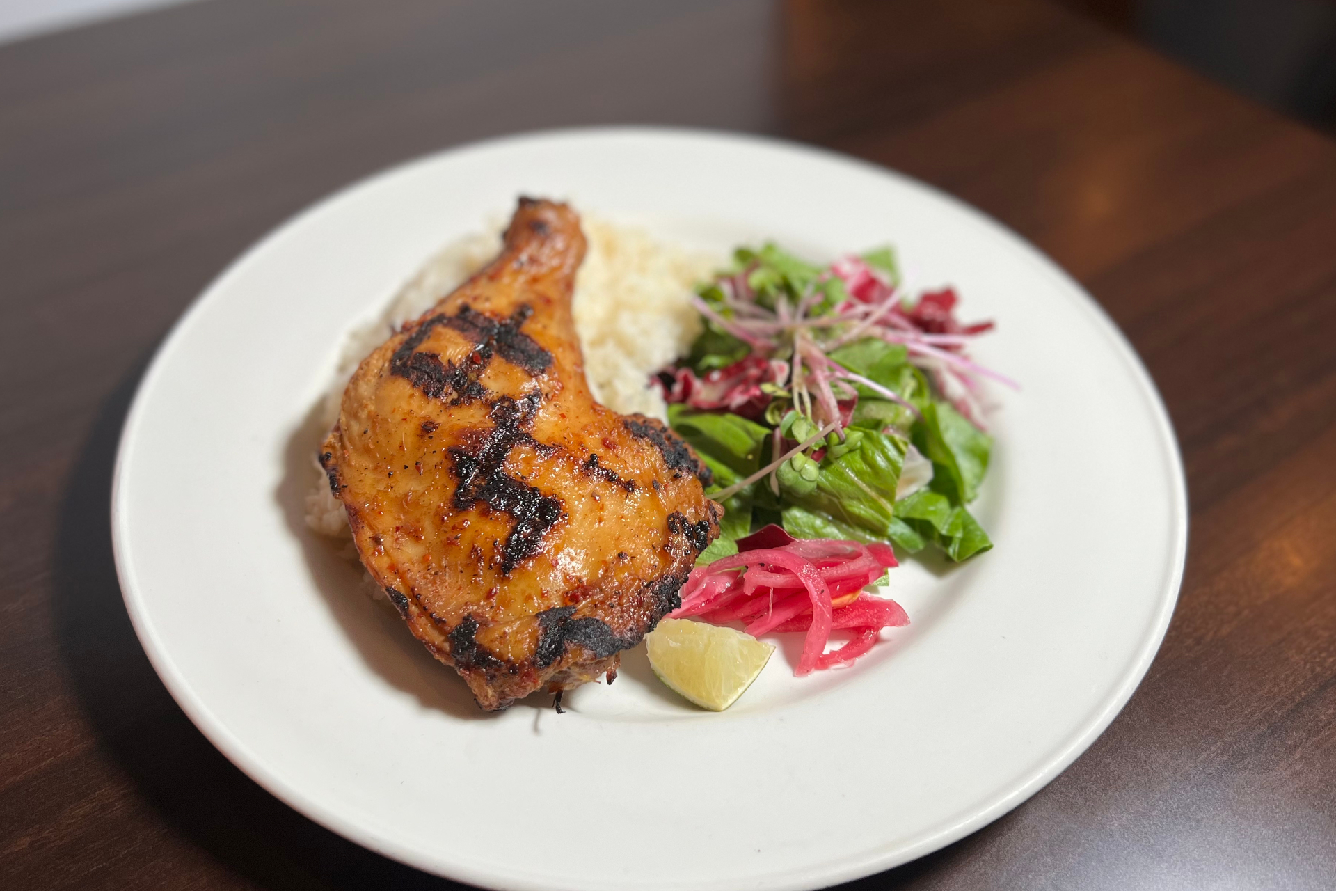 ランチタイム限定で提供する「イナサル チキン」