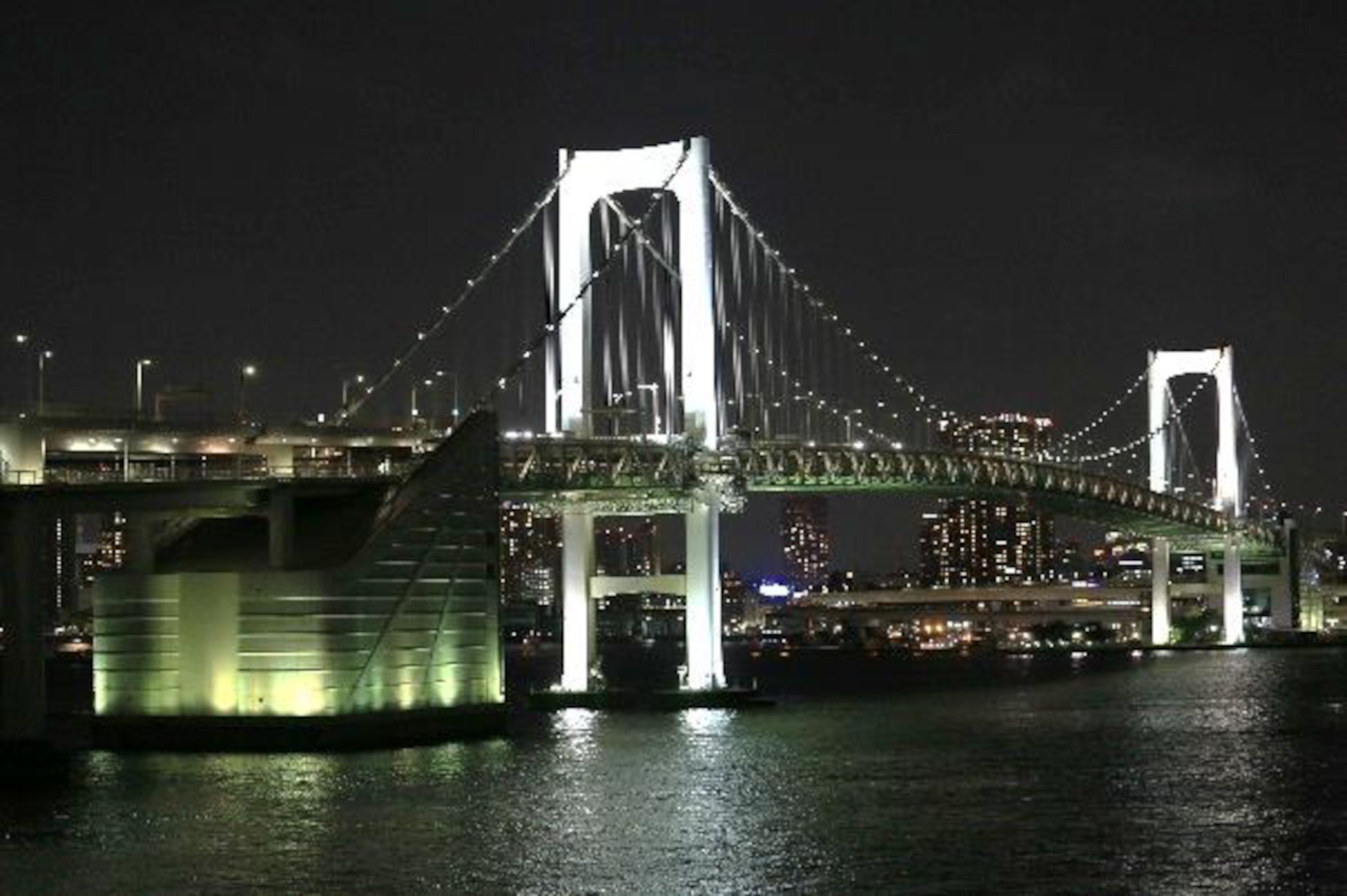 ライトアップされた東京港のレインボーブリッジ