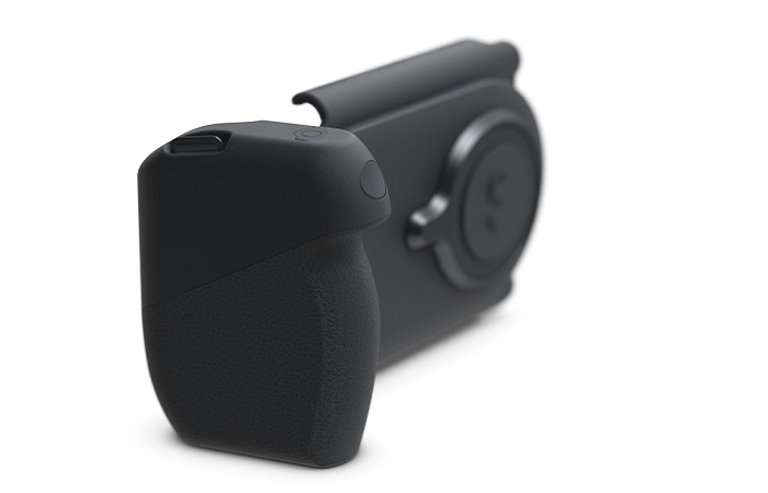 スマホ向け多機能カメラグリップ。ワイヤレスバッテリー内蔵、広角