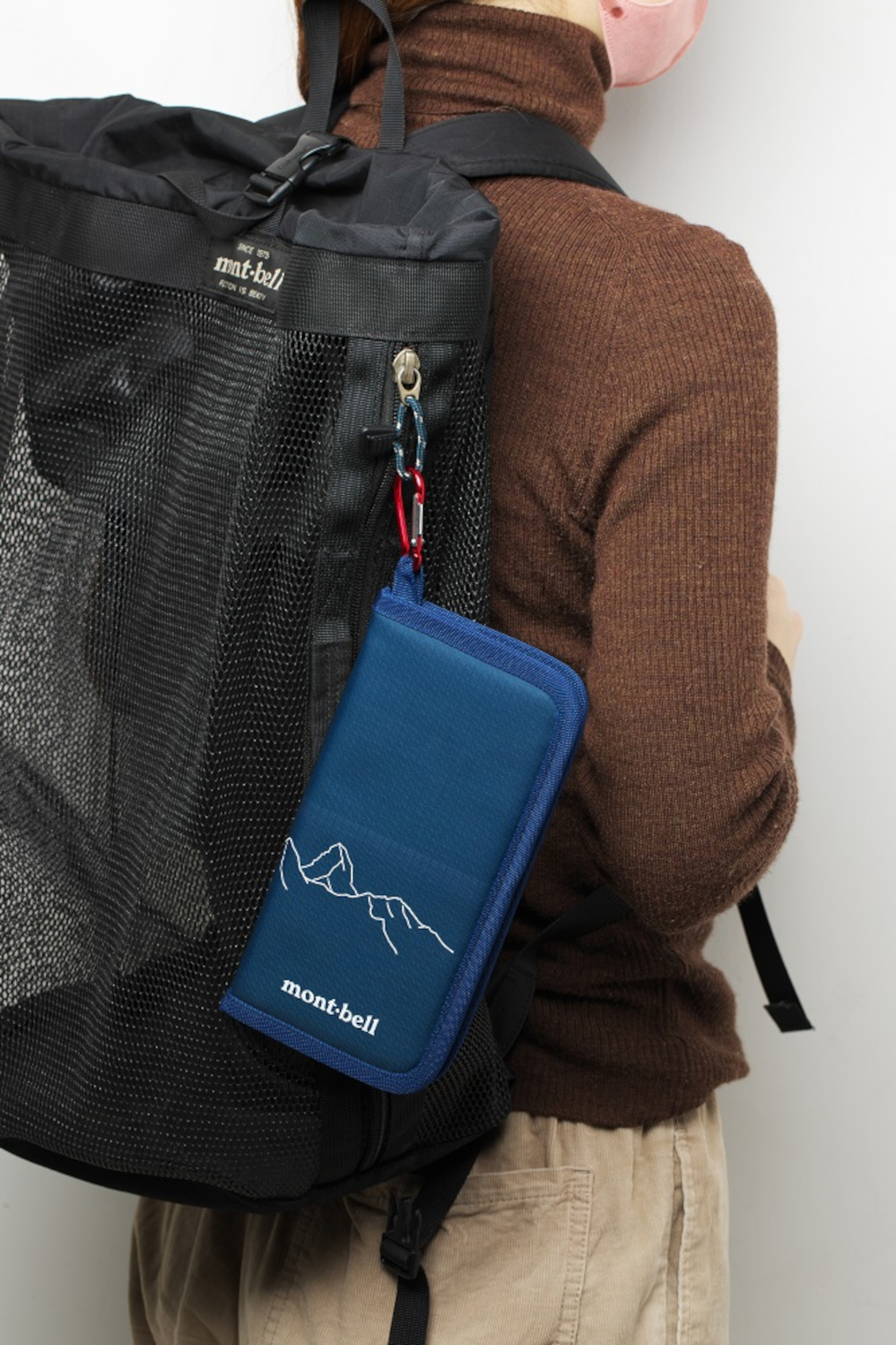 ポーチ上部にはループが備わる