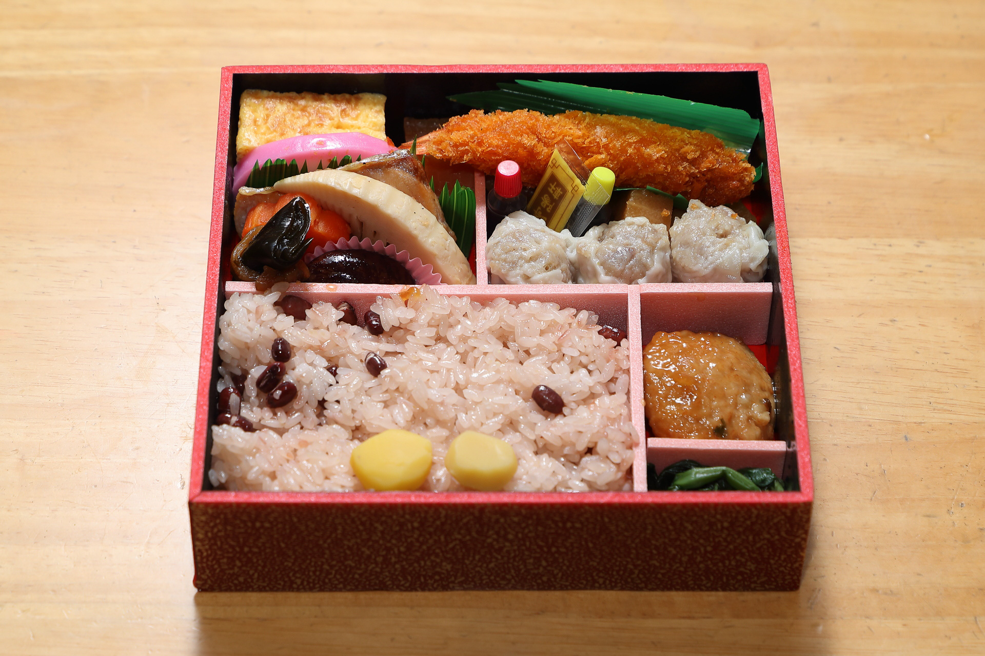 充実したおかずと赤飯の組み合わせはとても華やかで、ちょっぴりおめでたい雰囲気もあります