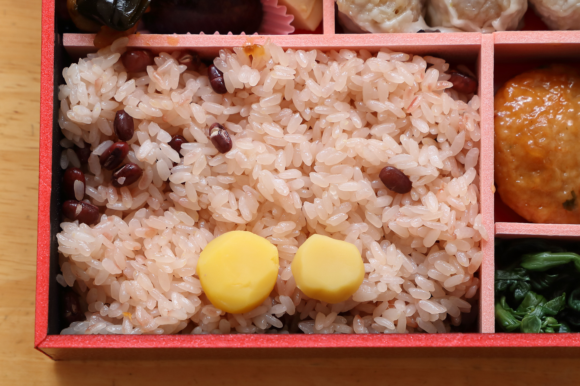 栗が添えられたお赤飯